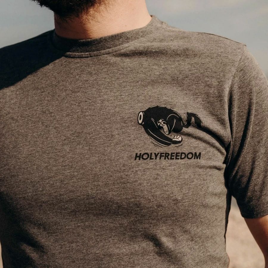 HolyFreedom｜ビー ケアフル Tシャツ｜グレー｜モデル着用