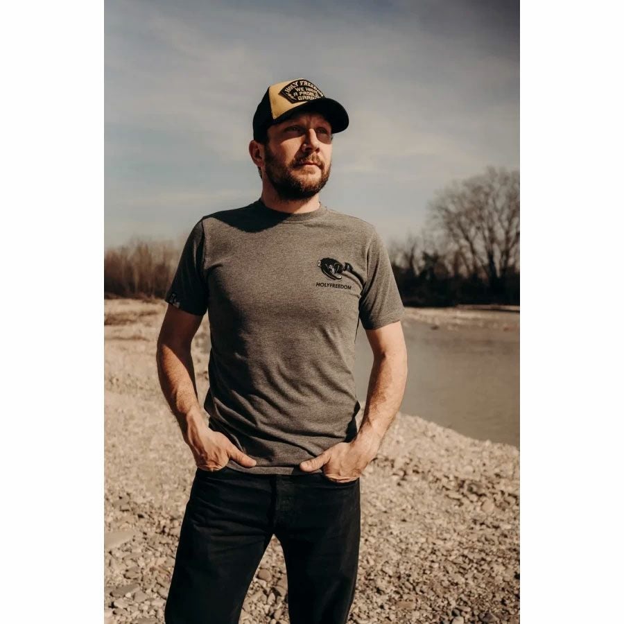 HolyFreedom｜ビー ケアフル Tシャツ｜グレー｜モデル着用