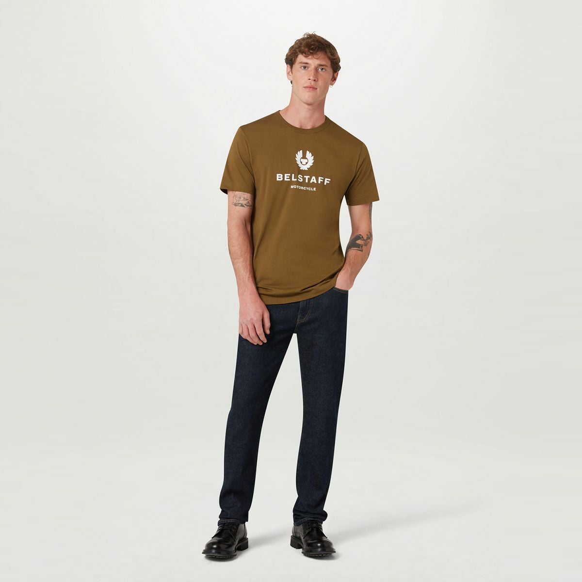 BELSTAFF｜フェニックス Tシャツ｜デザート｜モデル着用