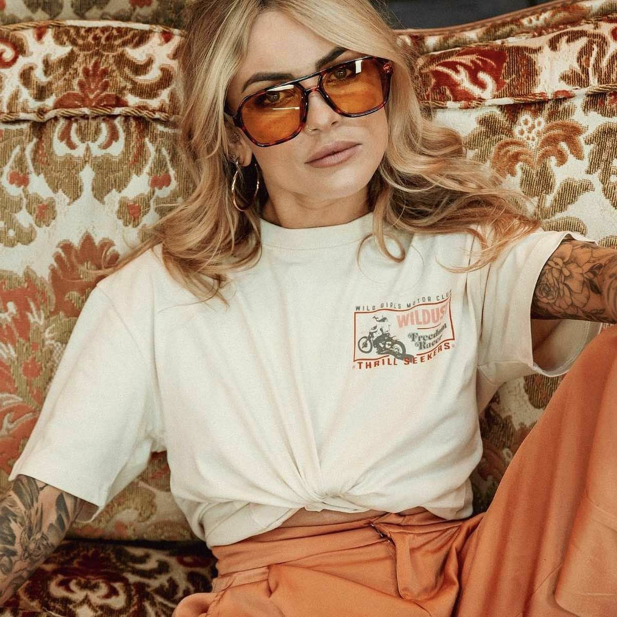 WILDUST｜フリーダム レーサー Tシャツ｜ベージュ｜モデル着用