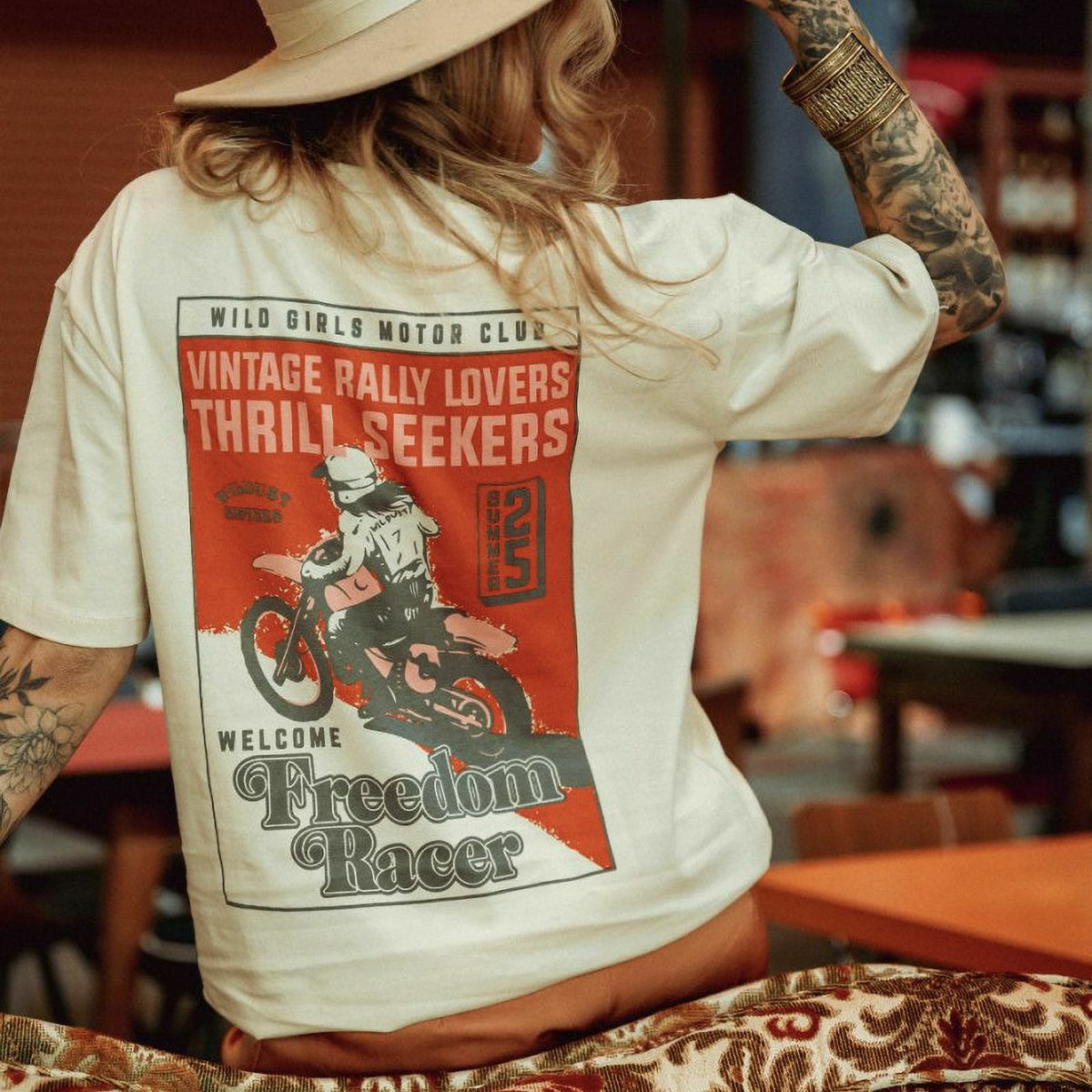 WILDUST｜フリーダム レーサー Tシャツ｜ベージュ｜モデル着用