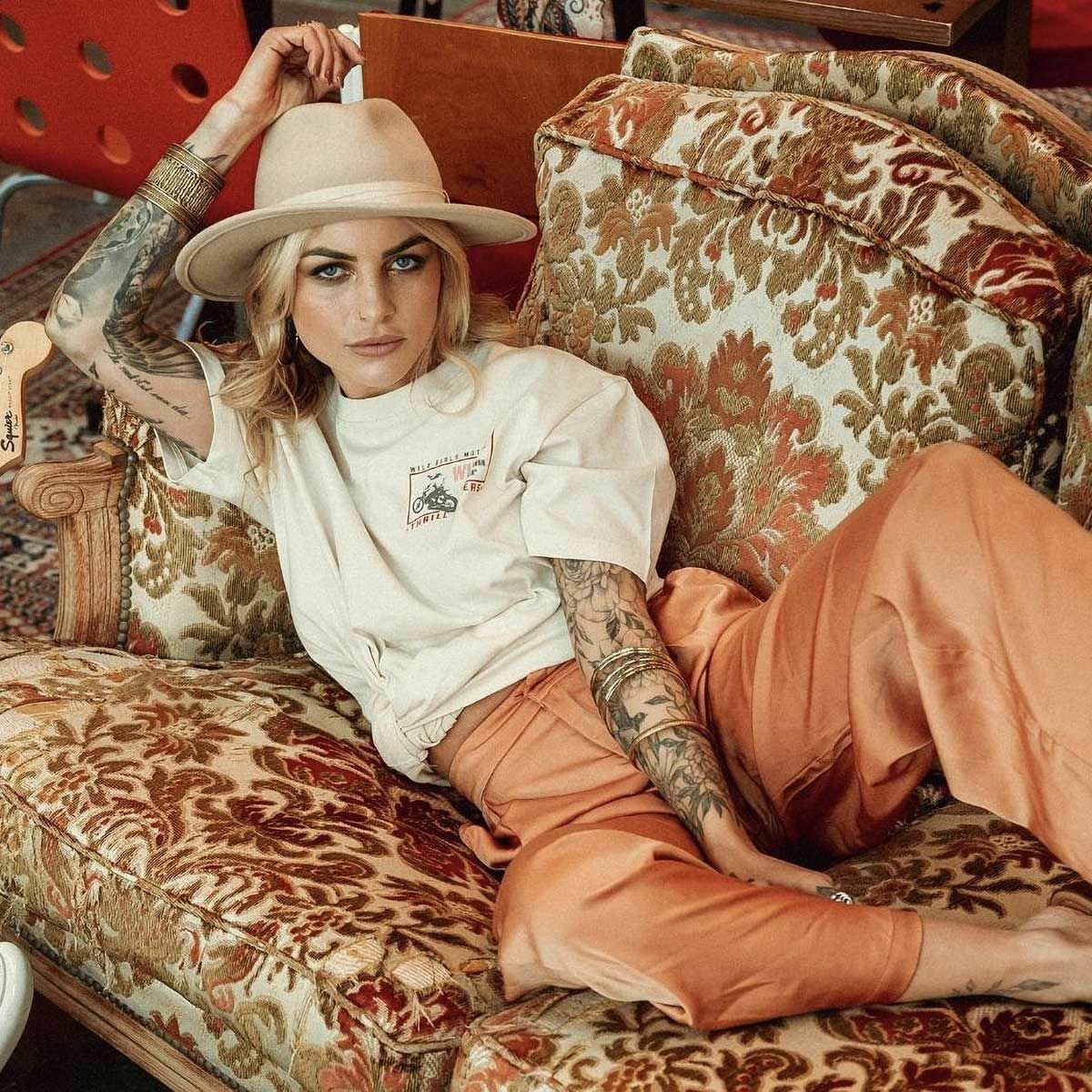 WILDUST｜フリーダム レーサー Tシャツ｜ベージュ｜モデル着用