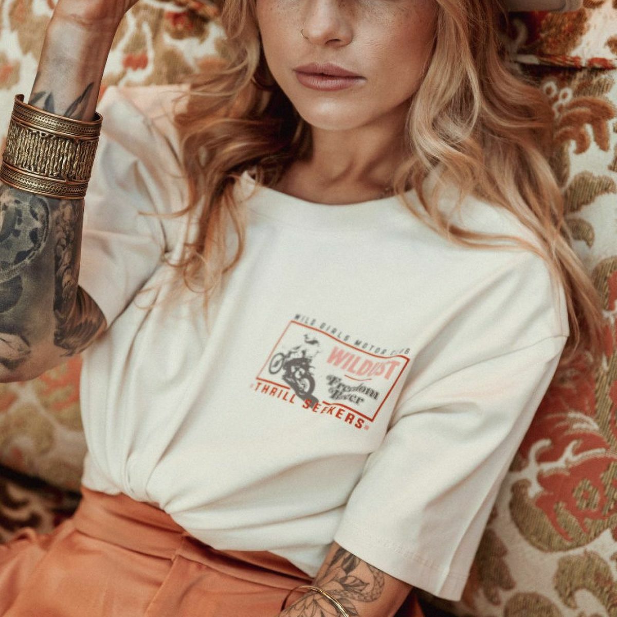 WILDUST｜フリーダム レーサー Tシャツ｜ベージュ｜モデル着用