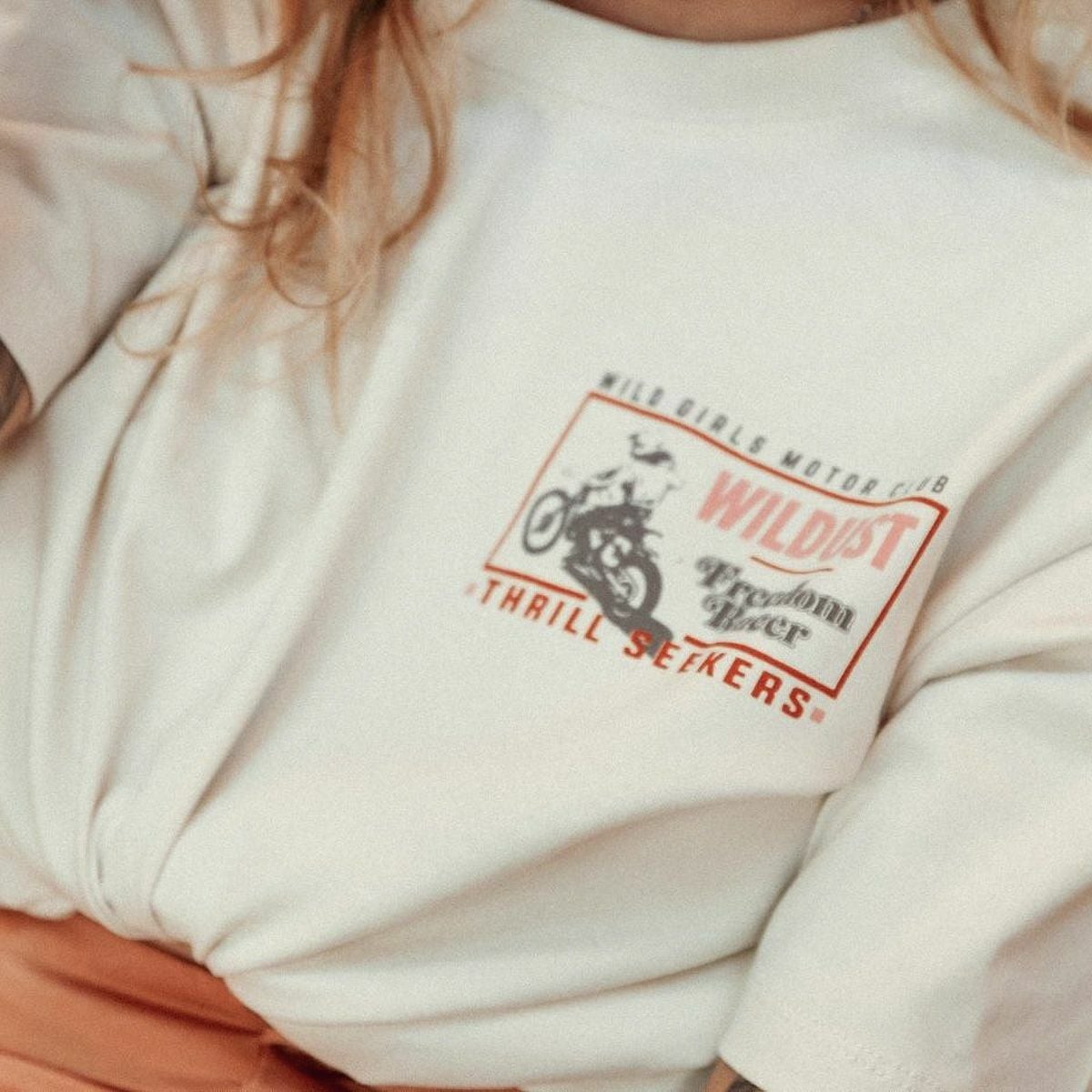 WILDUST｜フリーダム レーサー Tシャツ｜ベージュ｜モデル着用