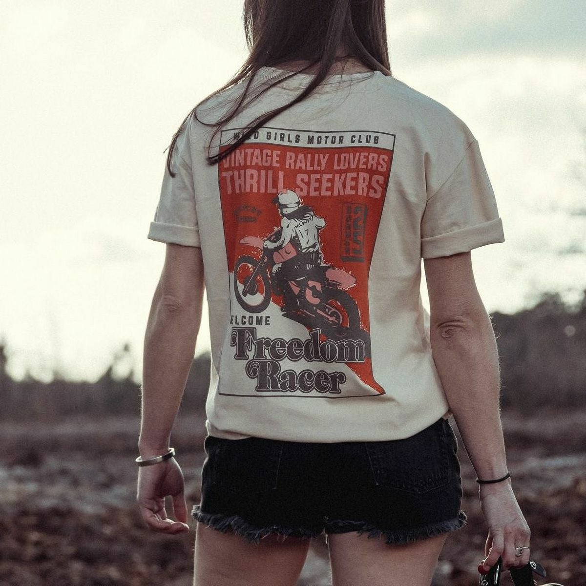 WILDUST｜フリーダム レーサー Tシャツ｜ベージュ｜モデル着用