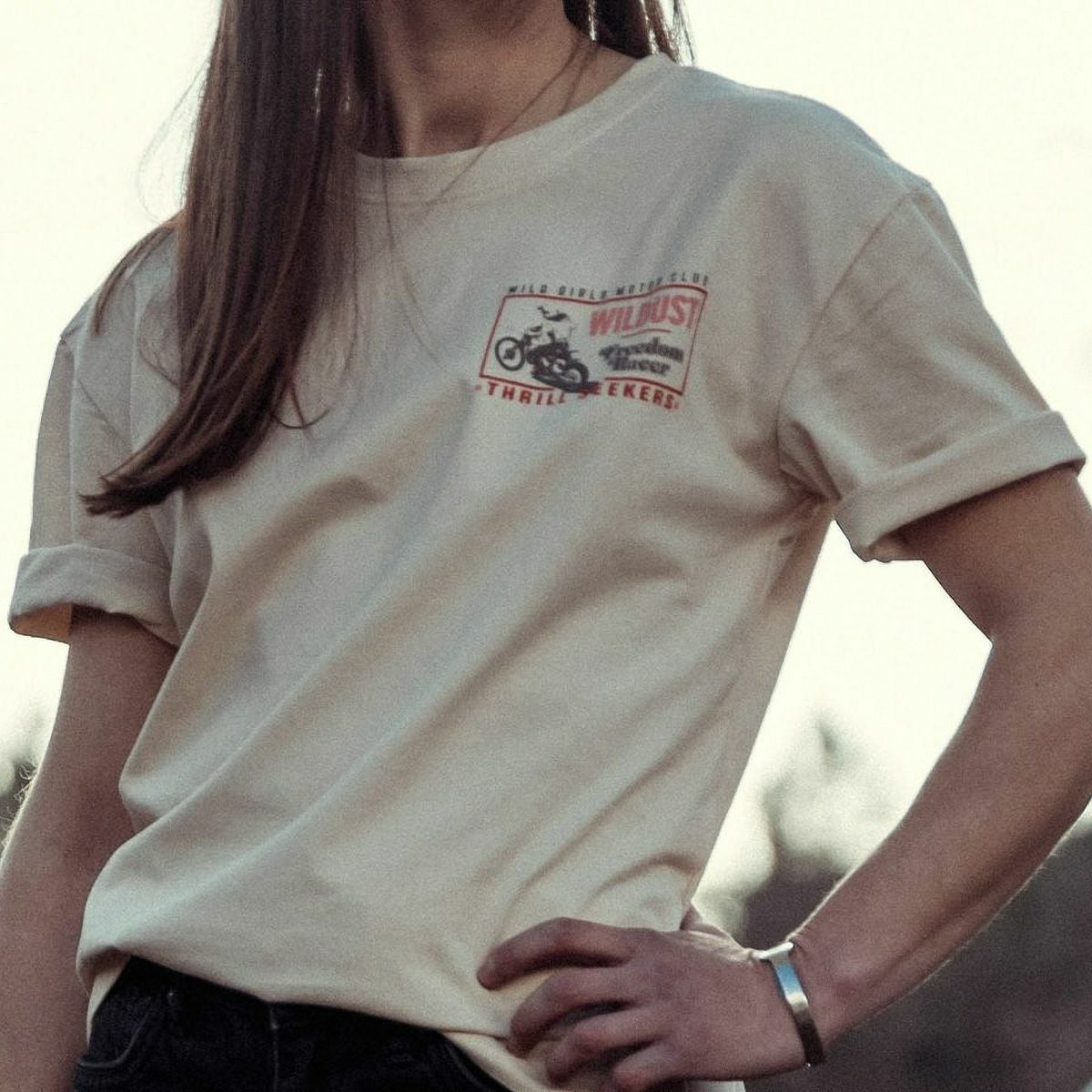 WILDUST｜フリーダム レーサー Tシャツ｜ベージュ｜モデル着用