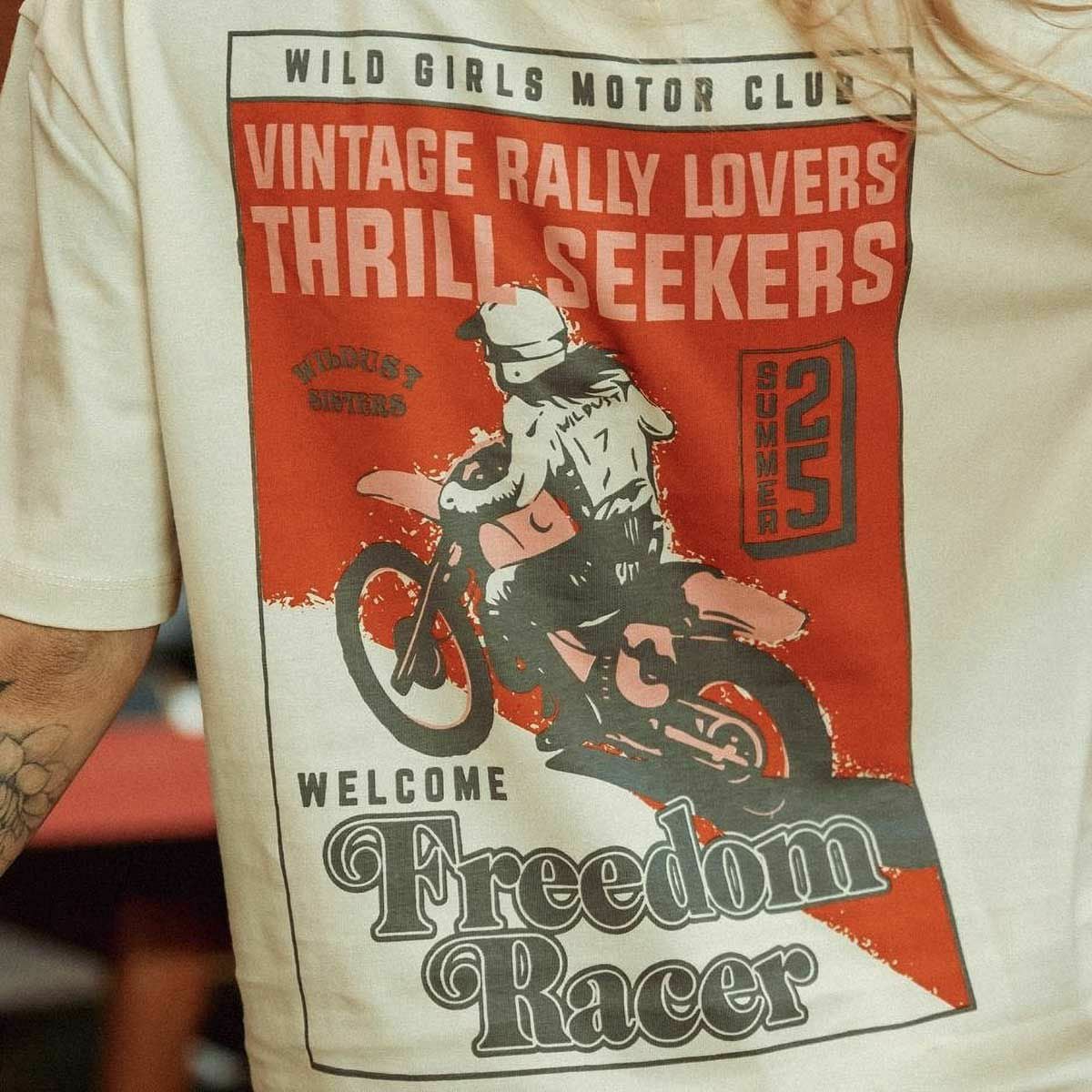 WILDUST｜フリーダム レーサー Tシャツ｜ベージュ｜モデル着用