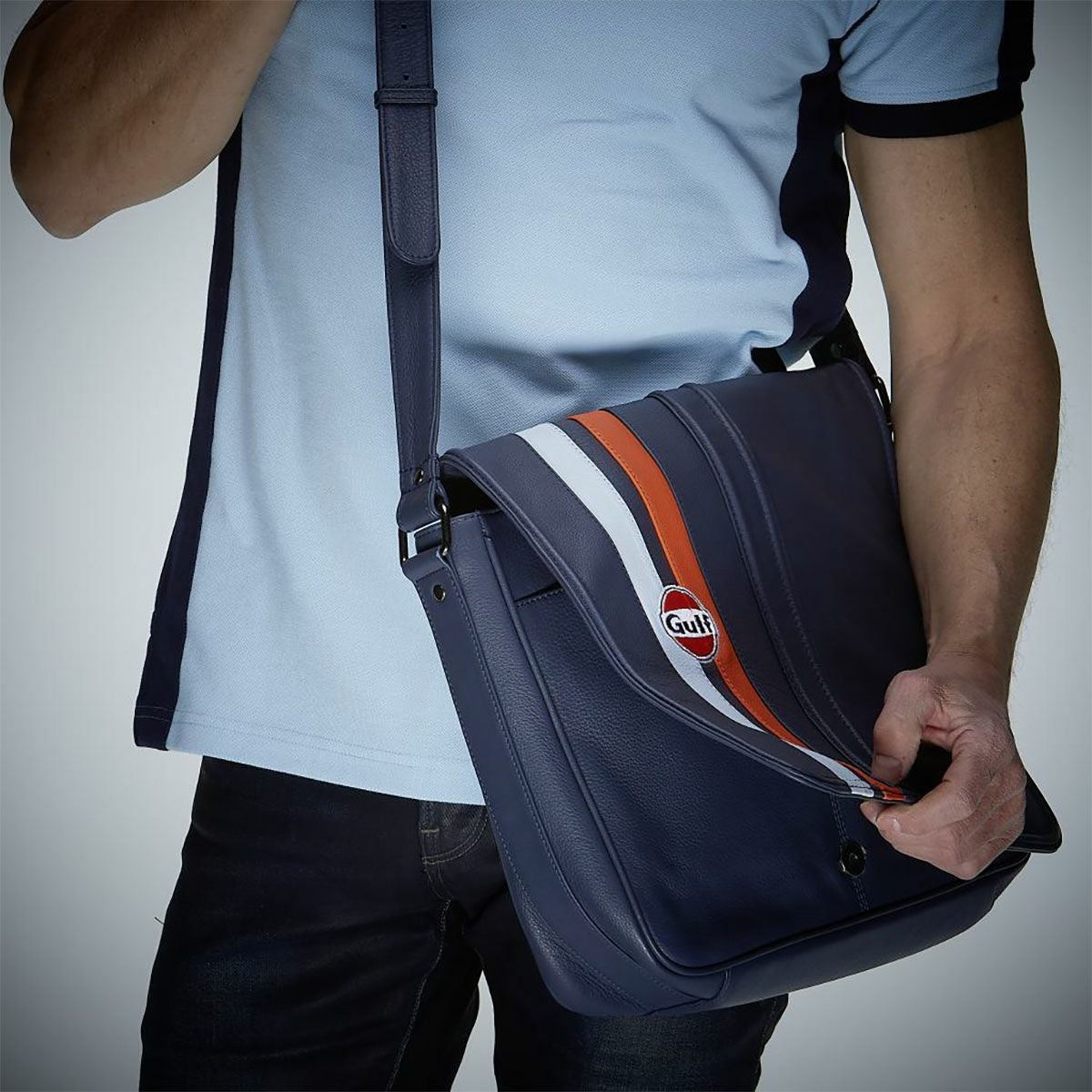 GULF｜ガルフ シルバーストーン バッグ｜メッセンジャーバッグ｜ネイビー｜モデル着用