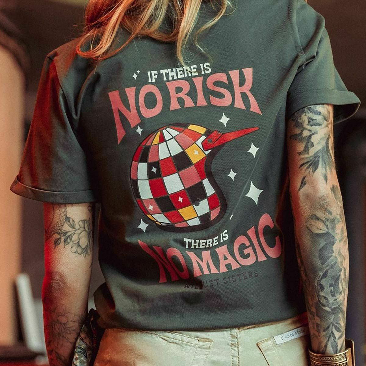 WILDUST｜マジック Tシャツ｜カーキ｜モデル着用