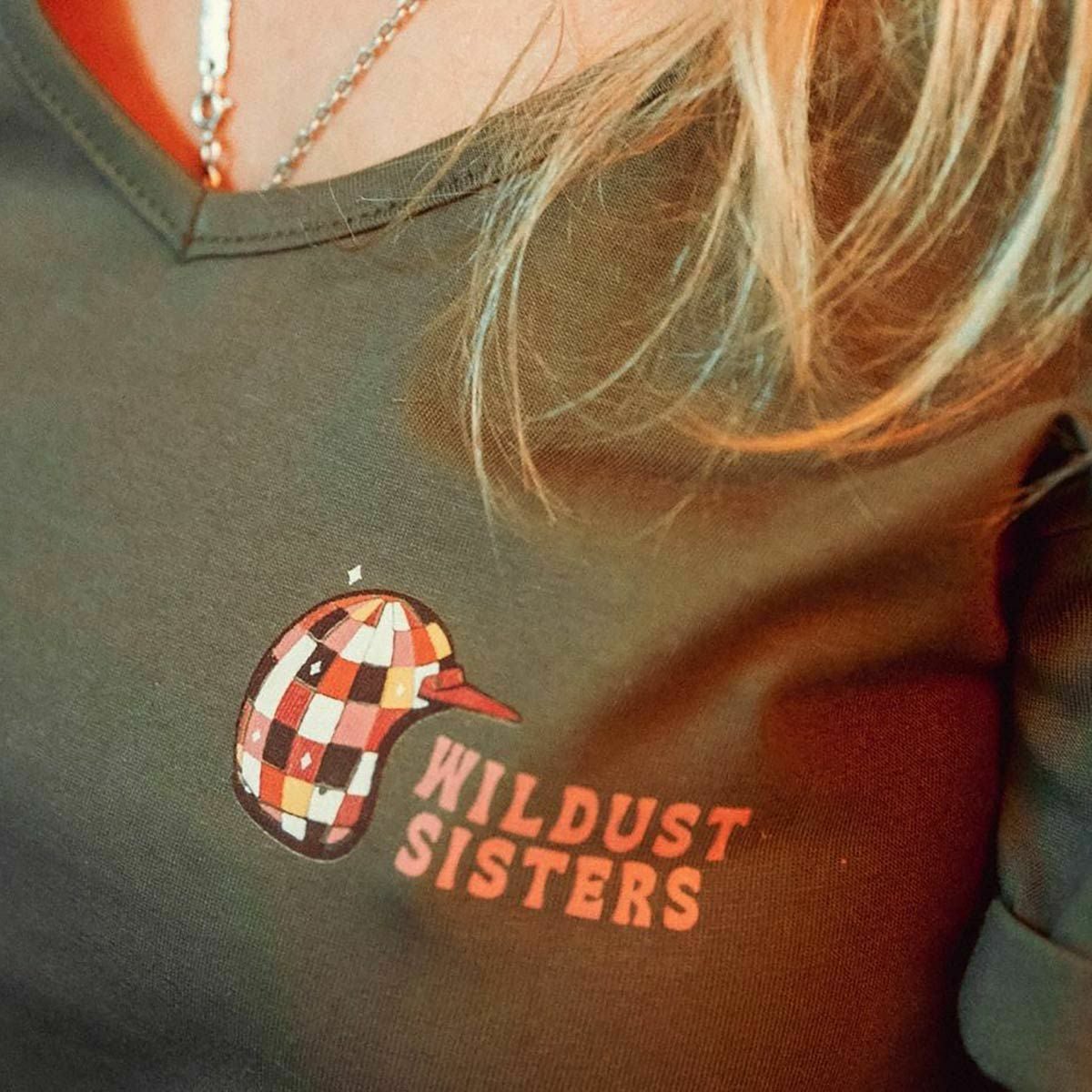 WILDUST｜マジック Tシャツ｜カーキ｜モデル着用