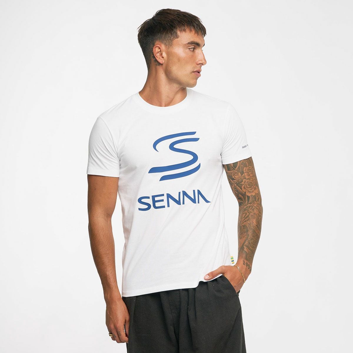 AyrtonSenna｜アイルトン・セナ レガシー ロゴ Tシャツ｜TシャツAyrtonSenna｜アイルトン・セナ レガシー ロゴ Tシャツ｜Tシャツ｜ホワイト