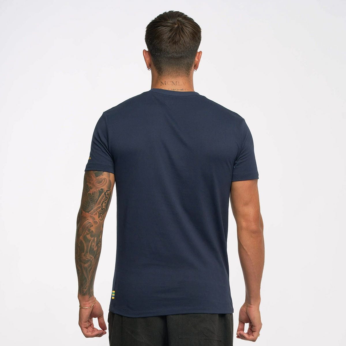 AyrtonSenna｜アイルトン・セナ レガシー ロゴ Tシャツ｜TシャツAyrtonSenna｜アイルトン・セナ レガシー ロゴ Tシャツ｜Tシャツ｜ネイビー｜モデル着用