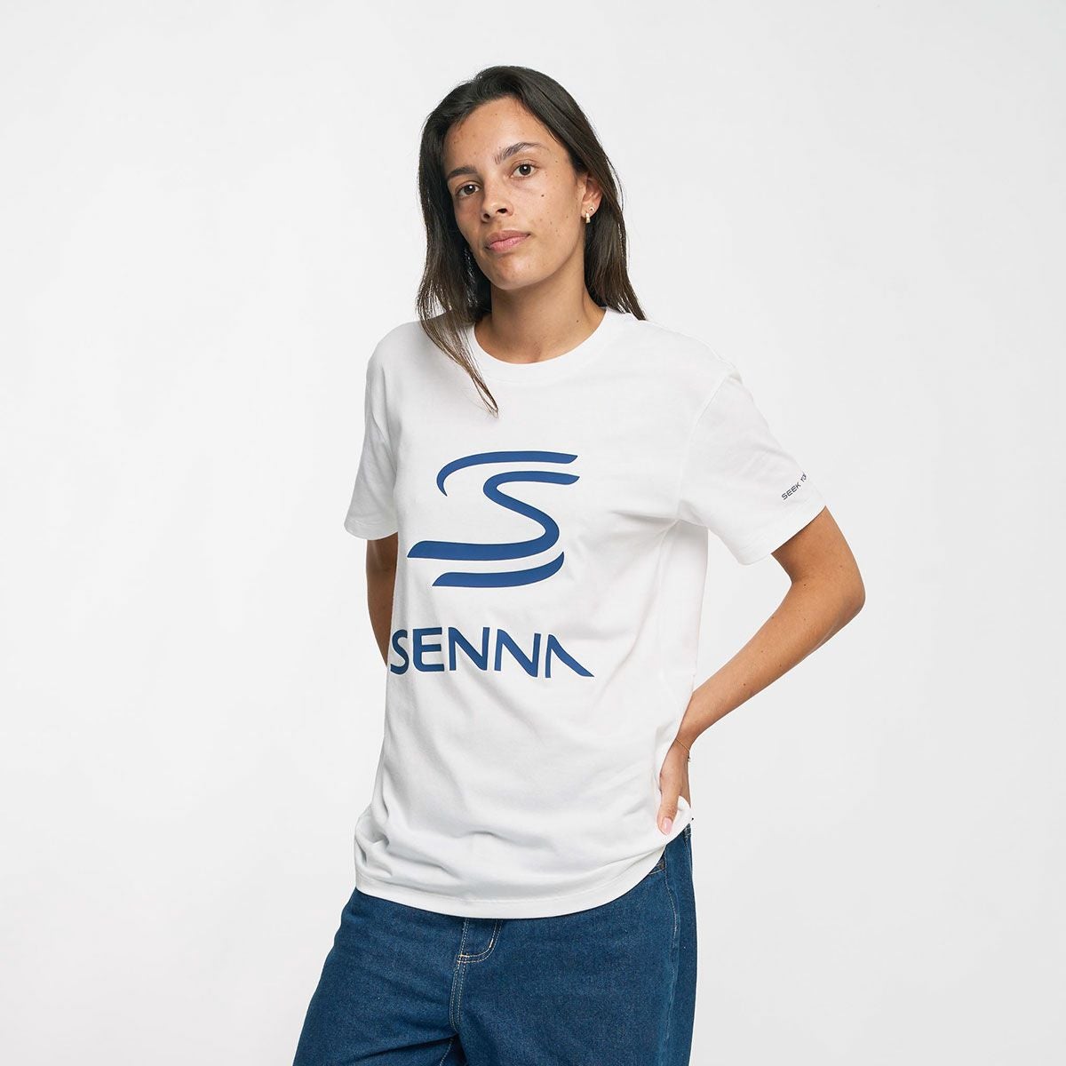 AyrtonSenna｜アイルトン・セナ レガシー ロゴ Tシャツ｜TシャツAyrtonSenna｜アイルトン・セナ レガシー ロゴ Tシャツ｜Tシャツ｜ホワイト