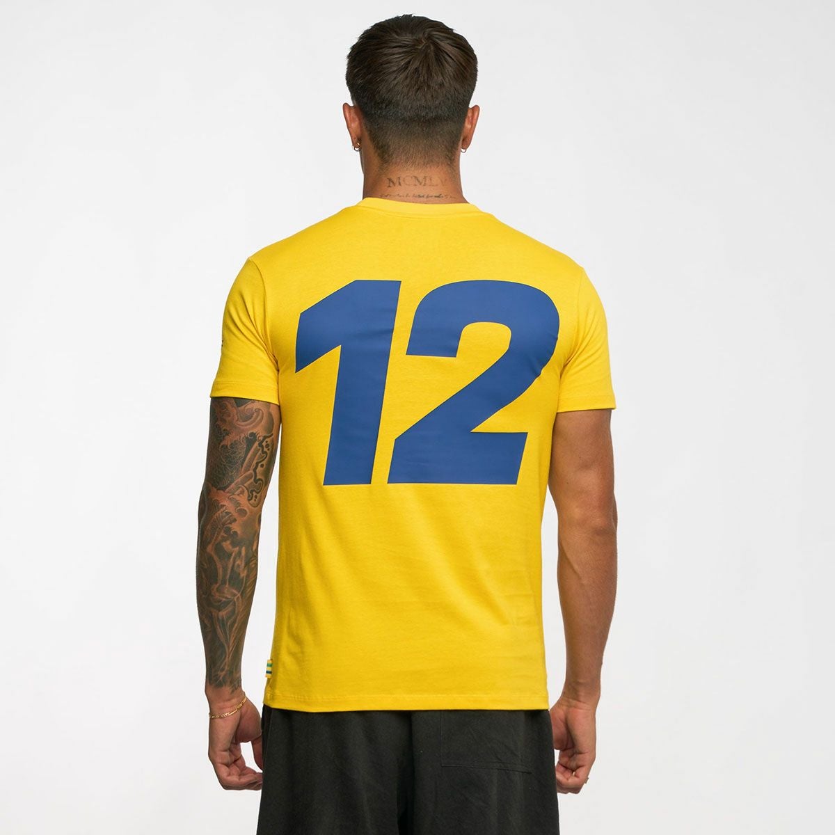 AyrtonSenna｜アイルトン・セナ ハッシュタグ Tシャツ｜イエロー｜モデル着用