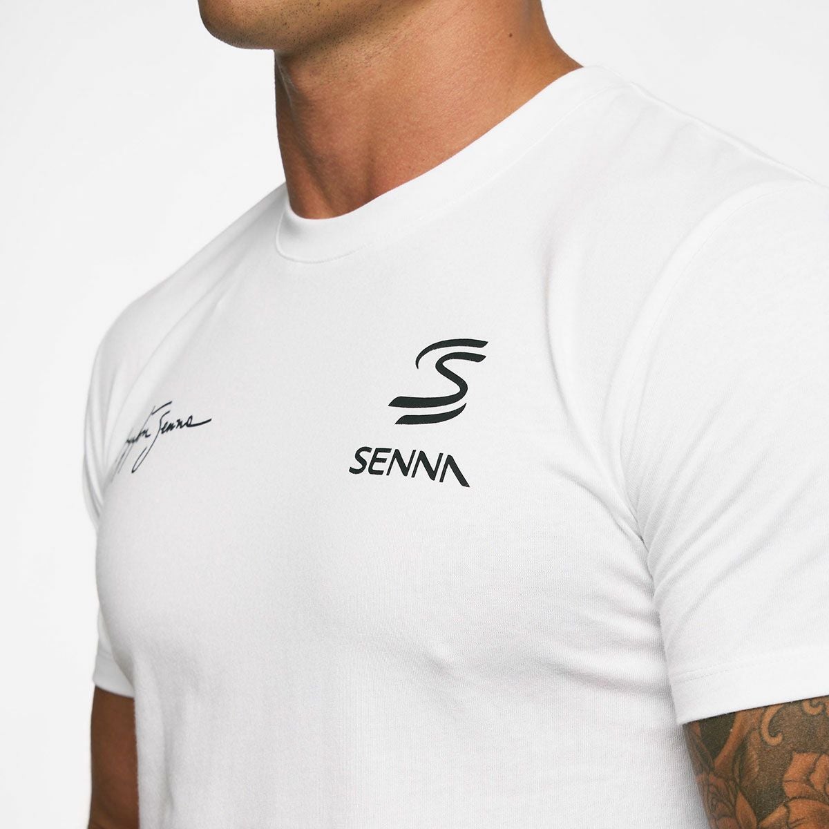 AyrtonSenna｜アイルトン・セナ シーク ユア トゥルース サークル Tシャツ｜ホワイト｜モデル着用