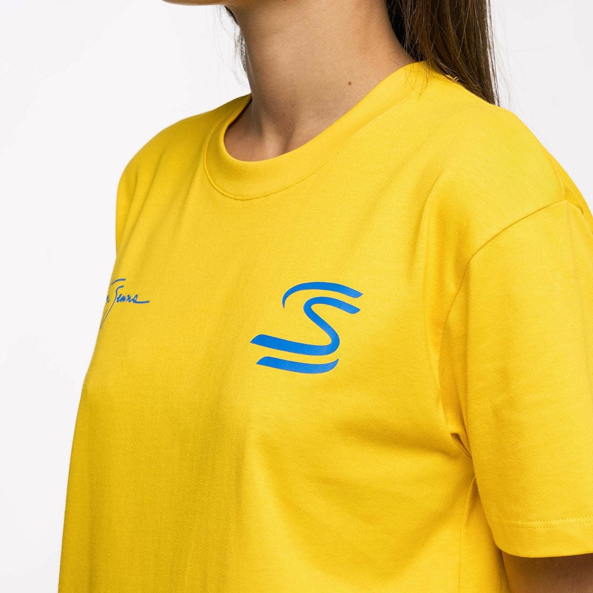 AyrtonSenna｜アイルトン・セナ シーク ユア トゥルース サークル Tシャツ｜イエローAyrtonSenna｜アイルトン・セナ シーク ユア トゥルース サークル TシャツAyrtonSenna｜アイルトン・セナ シーク ユア トゥルース サークル Tシャツ｜イエロー｜モデル着用