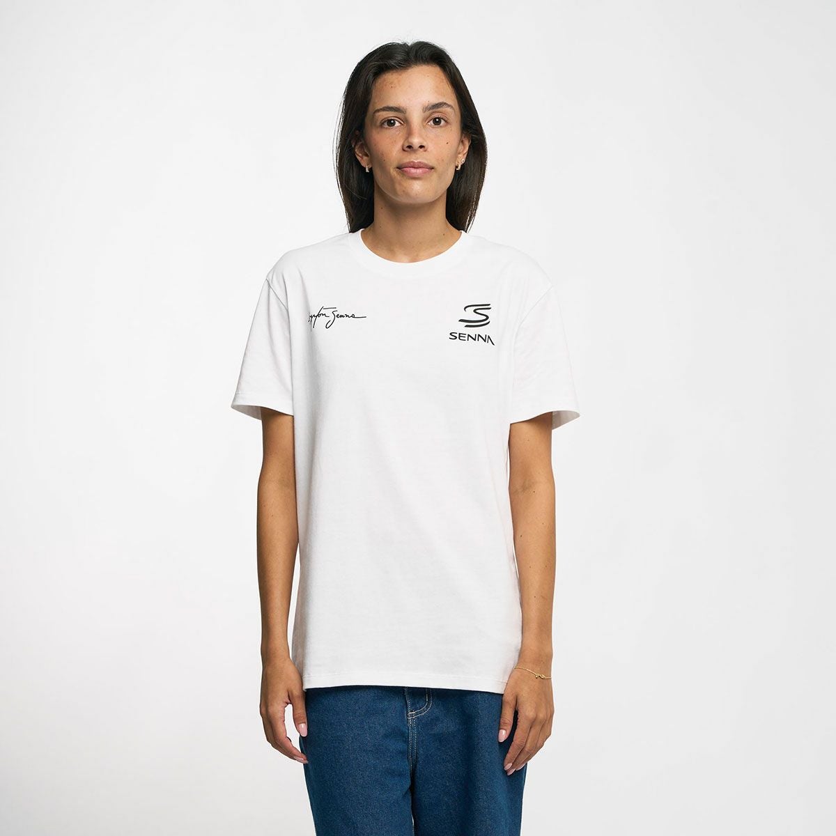 AyrtonSenna｜アイルトン・セナ シーク ユア トゥルース サークル Tシャツ｜ホワイト｜モデル着用