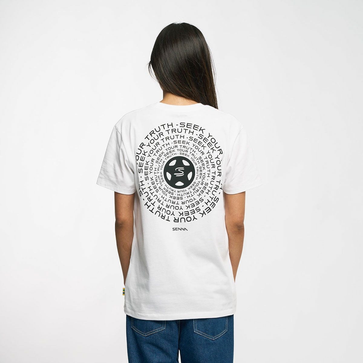 AyrtonSenna｜アイルトン・セナ シーク ユア トゥルース サークル Tシャツ｜ホワイト｜モデル着用