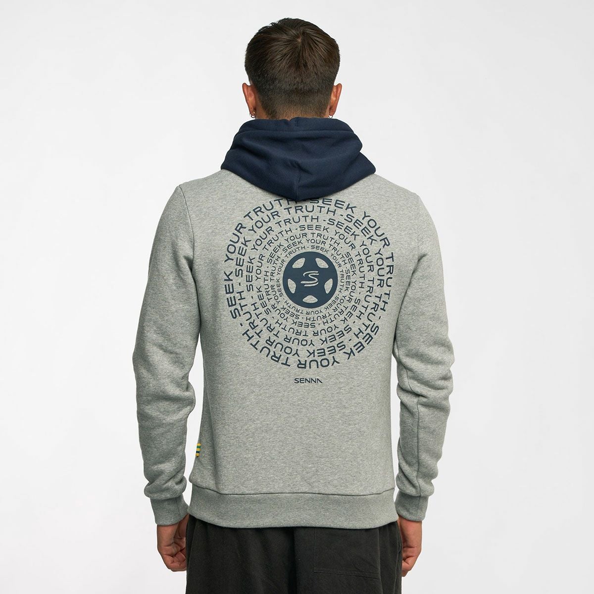 AyrtonSenna｜アイルトン・セナ シーク ユア トゥルース サークル フーディ｜グレー｜モデル着用