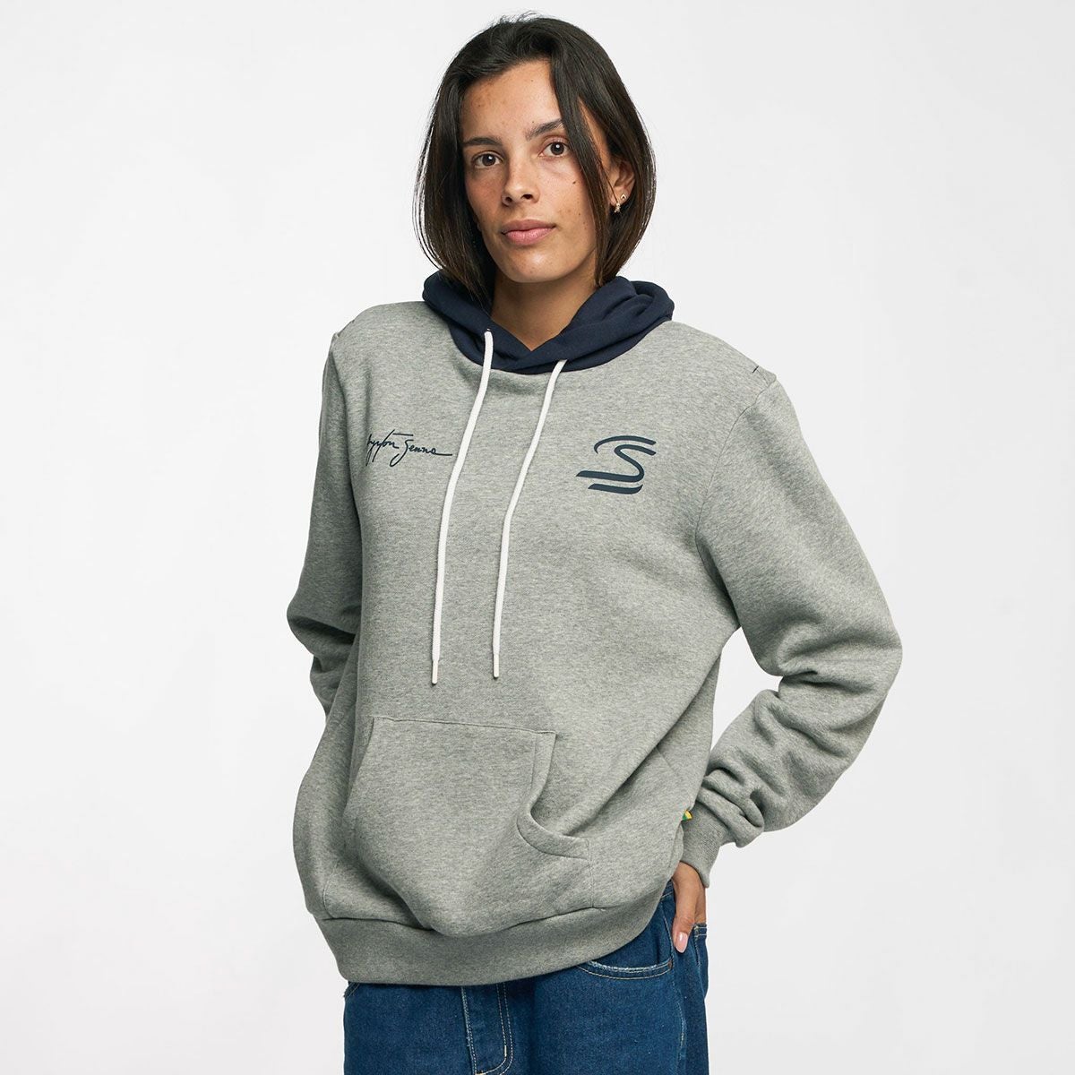 AyrtonSenna｜アイルトン・セナ シーク ユア トゥルース サークル フーディ｜グレー｜モデル着用