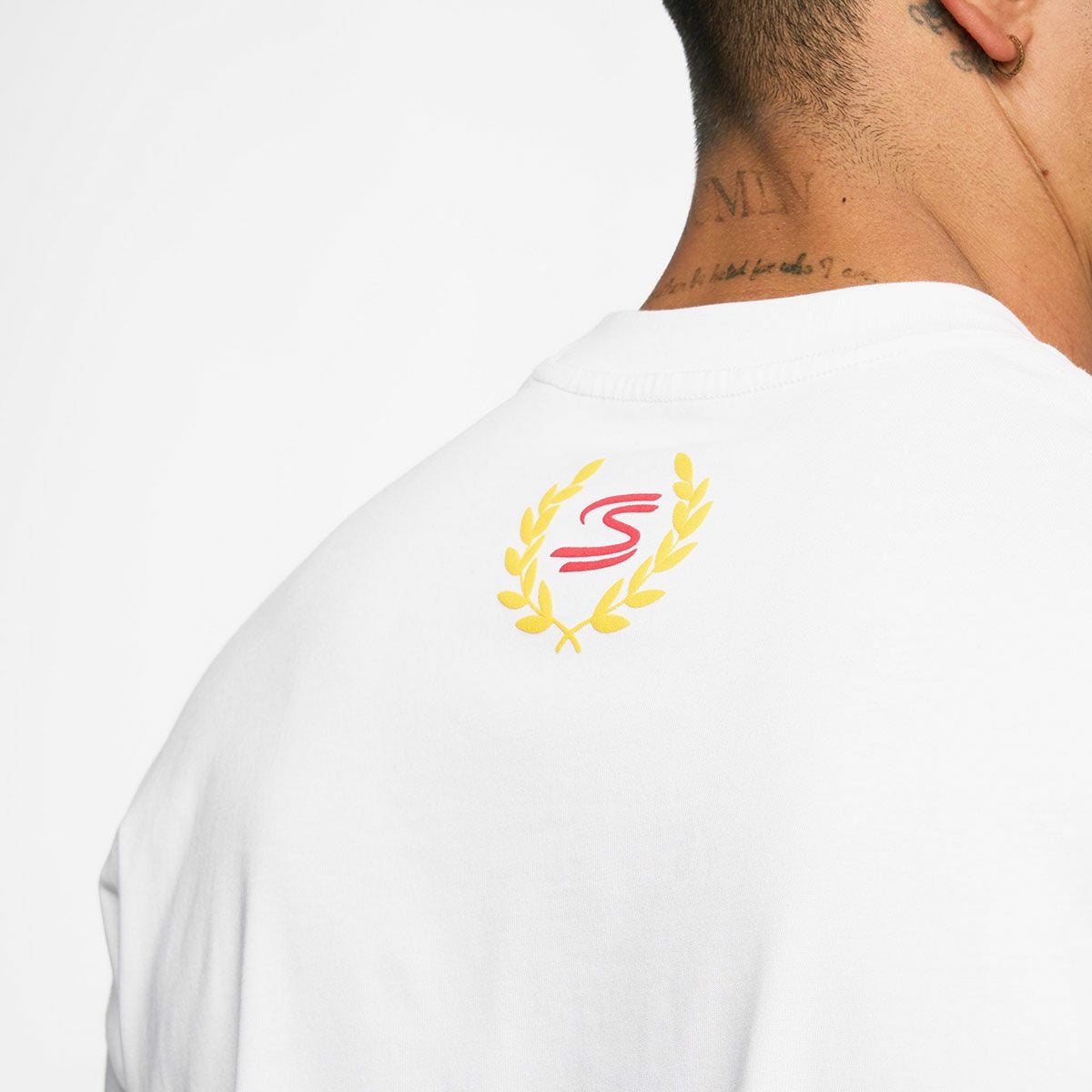 AyrtonSenna｜アイルトン・セナ エクストリーム オーバーサイズ セニーニャ グラフィック Tシャツ｜ホワイト｜モデル着用