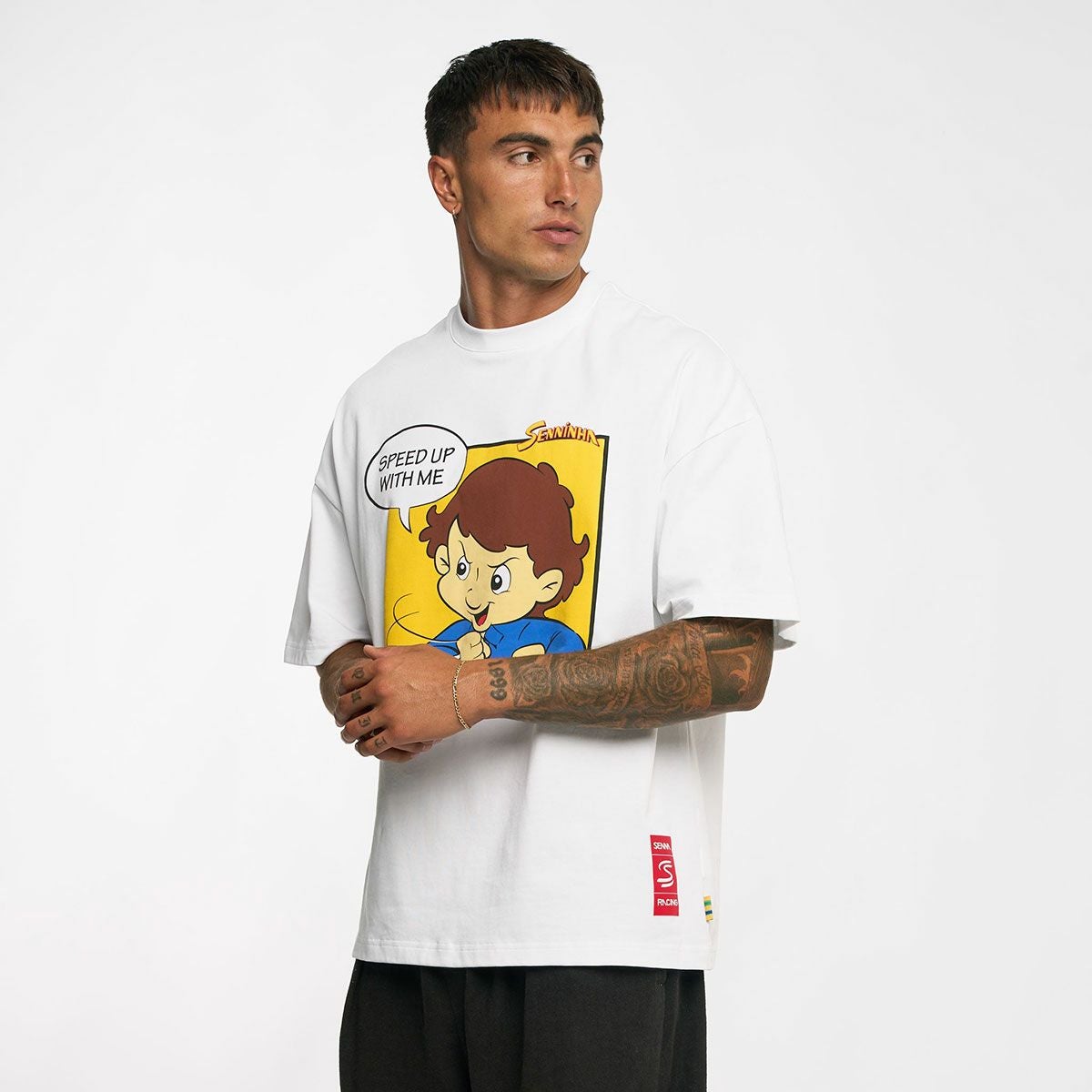 AyrtonSenna｜アイルトン・セナ エクストリーム オーバーサイズ セニーニャ グラフィック Tシャツ｜ホワイト｜モデル着用