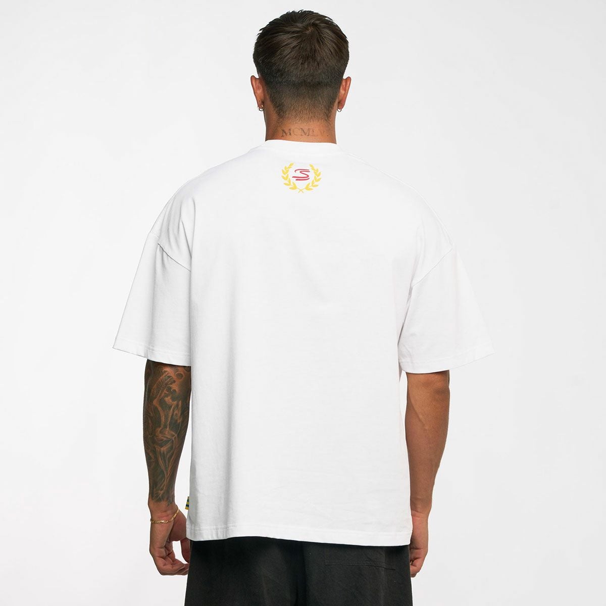 AyrtonSenna｜アイルトン・セナ エクストリーム オーバーサイズ セニーニャ グラフィック Tシャツ｜ホワイト｜モデル着用