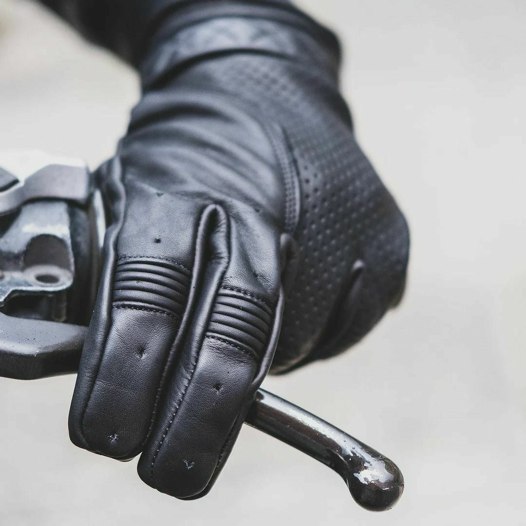 Goldtop｜ショートカフ ボバー グローブ｜3シーズン｜ブラック｜モデル着用