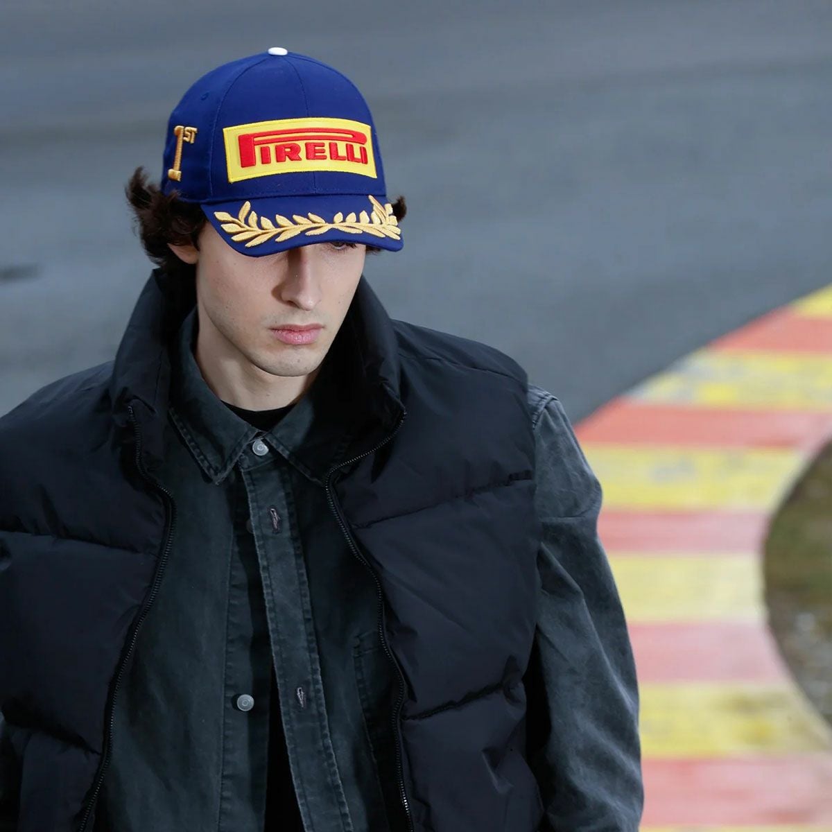 PIRELLI｜ピレリ F1 2025 日本GP ポディウムキャップ｜帽子｜ブルー｜モデル着用