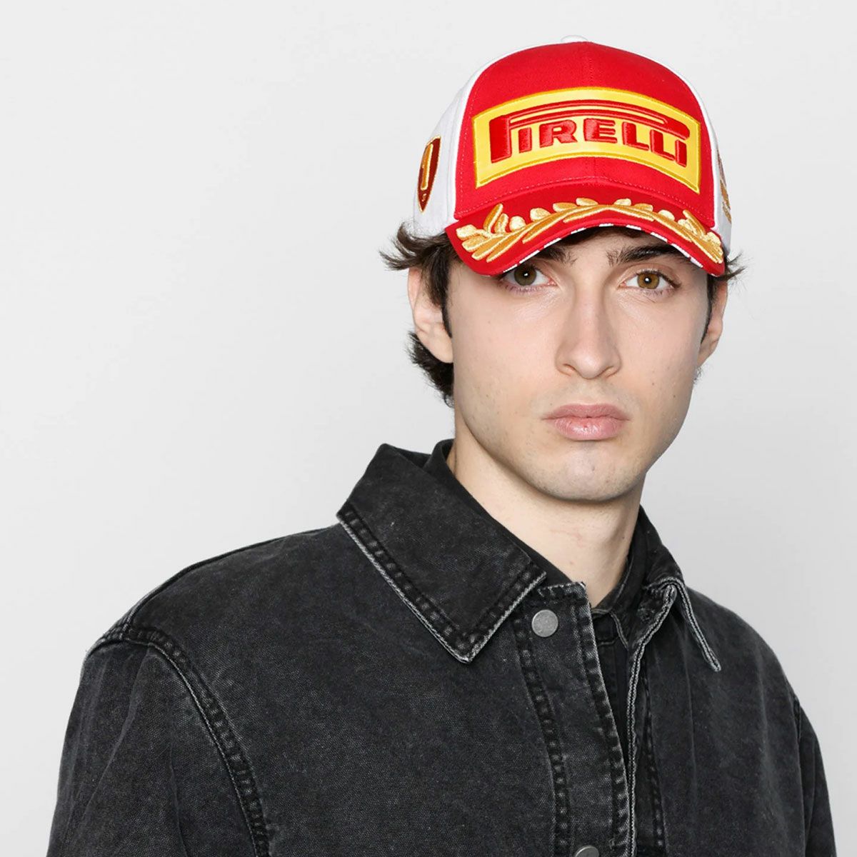 PIRELLI｜ピレリ F1 2025 モナコGP ポディウムキャップ｜帽子｜レッド×ホワイト｜モデル着用