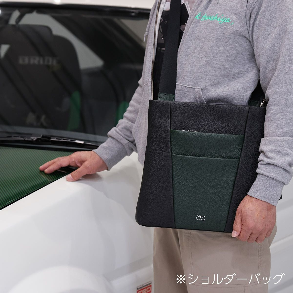 neuinteresse｜ドリフトキング ショルダーバッグ｜ブラック×グリーン｜モデル着用