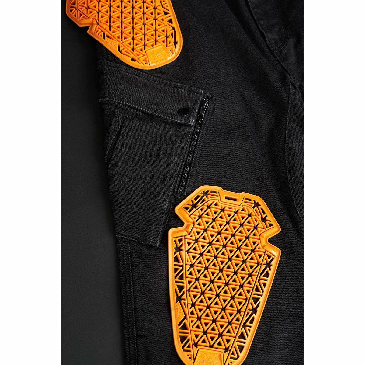 PANDO MOTO｜マーク ブラック AAA｜チノ・カーゴ｜ブラック｜モデル着用