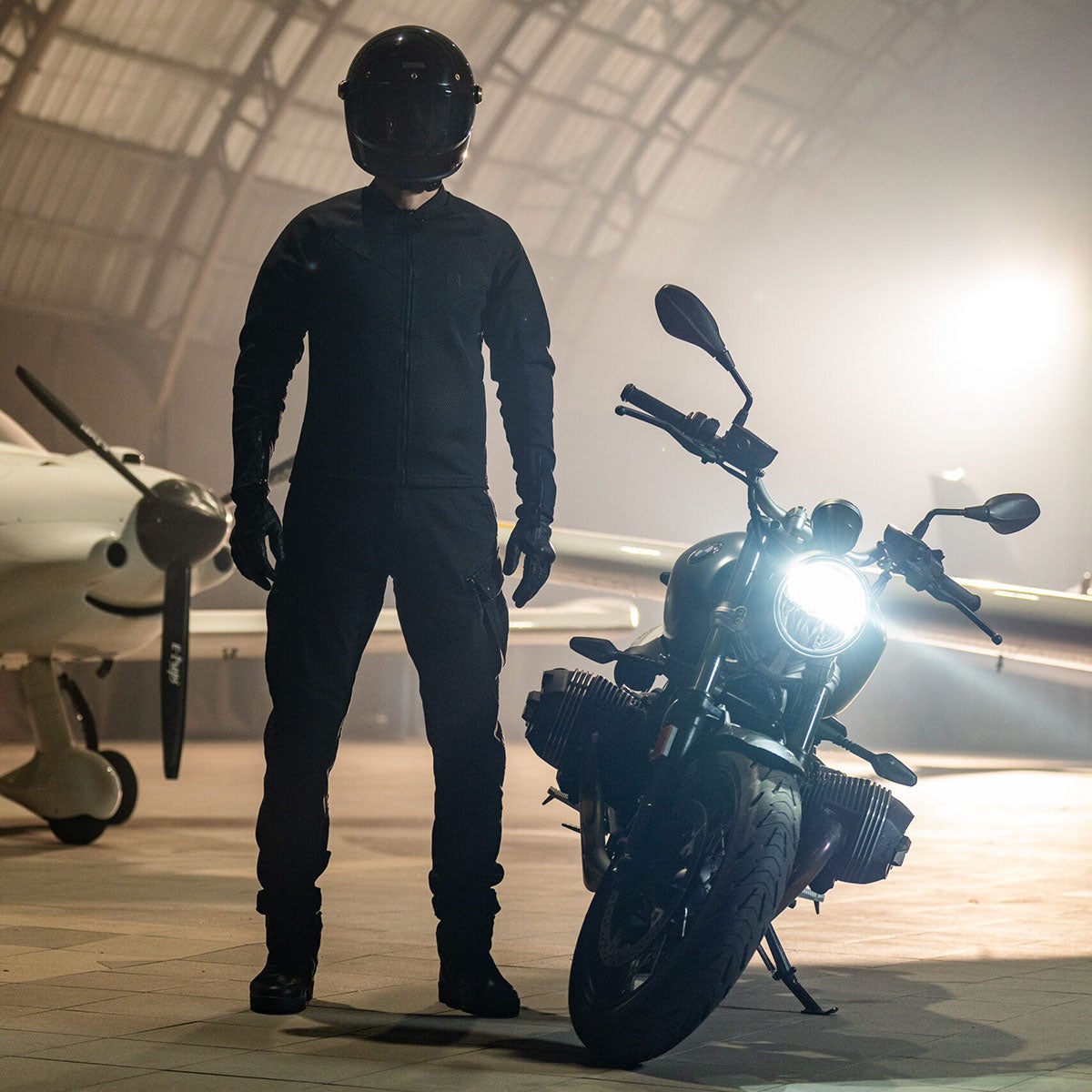 PANDO MOTO｜マーク カーゴ スタイル ジーンズ｜チノ・カーゴ｜ブラック｜モデル着用