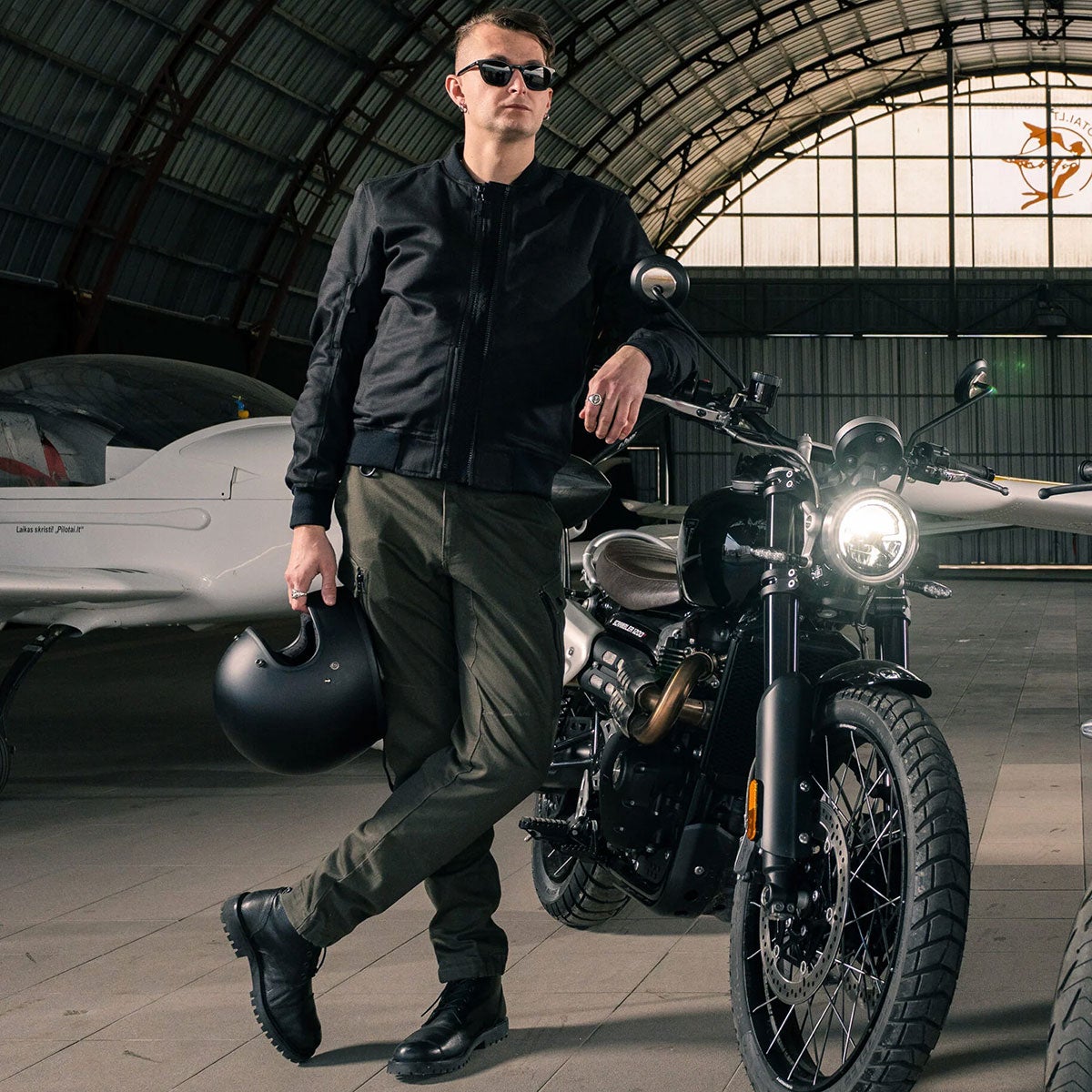 PANDO MOTO｜マーク カーゴ スタイル ジーンズ｜チノ・カーゴ｜オリーブ｜モデル着用
