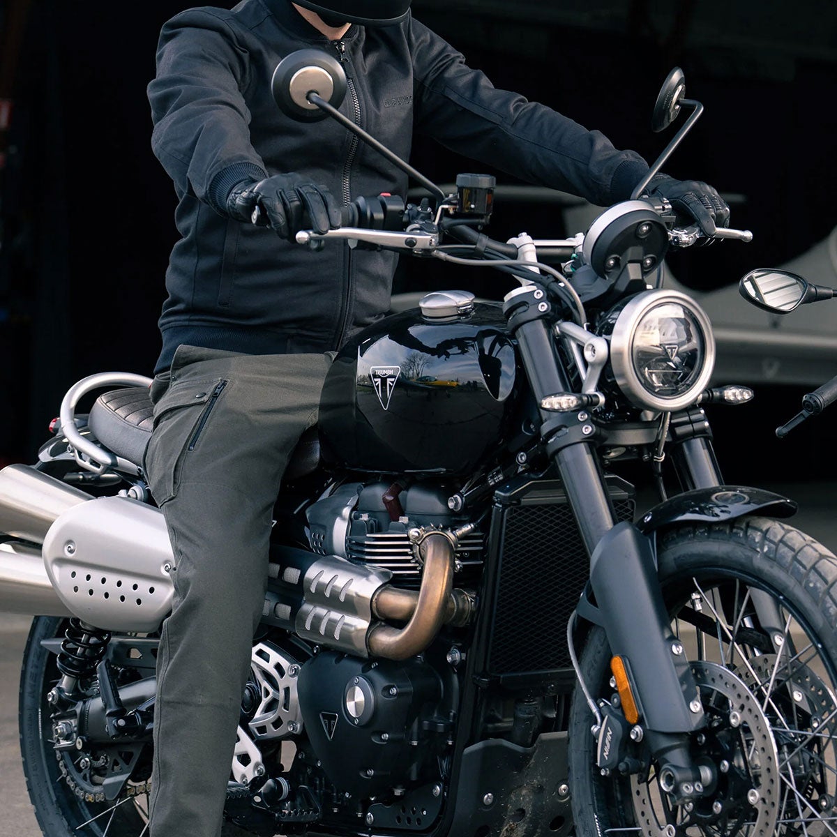 PANDO MOTO｜マーク カーゴ スタイル ジーンズ｜チノ・カーゴ｜オリーブ｜モデル着用