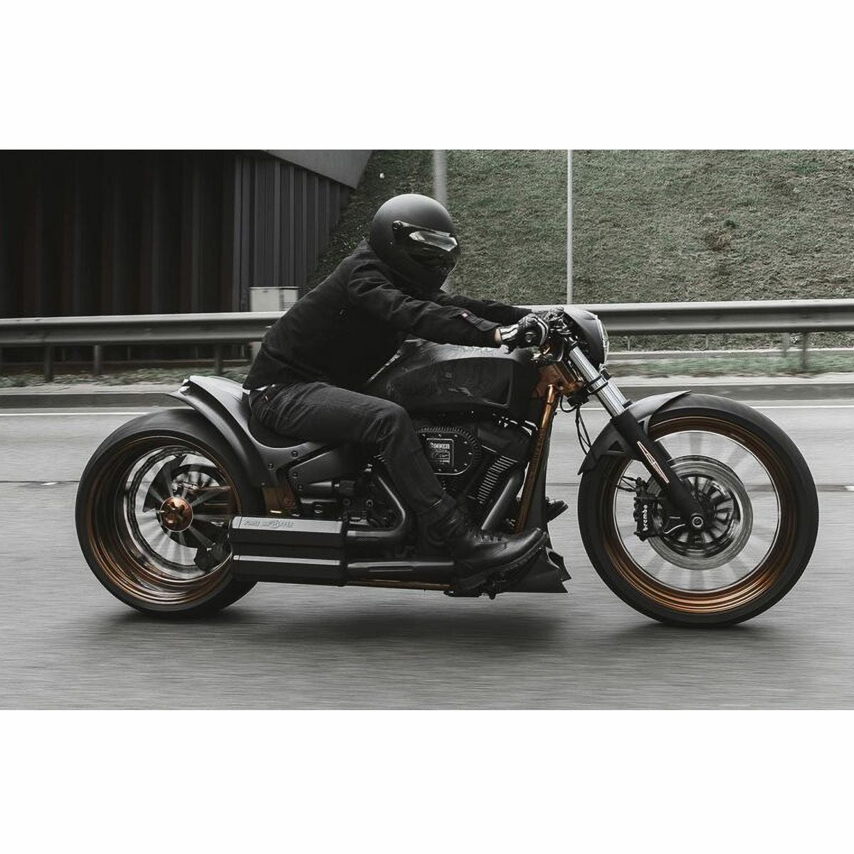 PANDO MOTO｜ロビー スリム ブラック｜デニム｜ブラック｜モデル着用