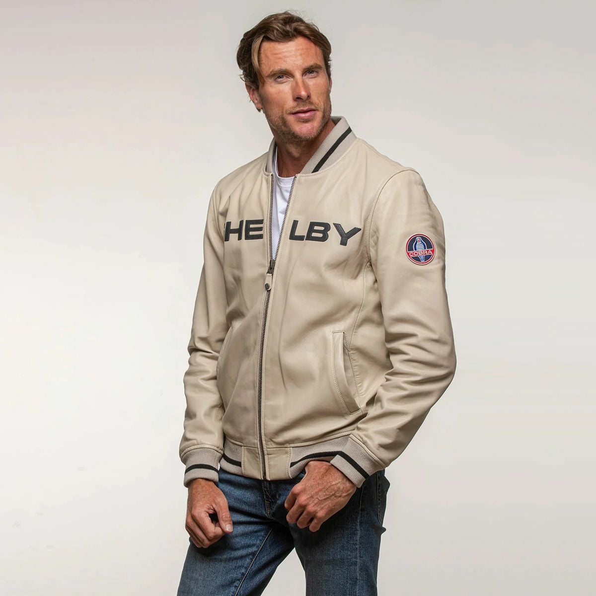 CLASSIC LEGEND MOTORS｜キャロル シェルビー ”ダラス” ブルゾン｜レザー｜エクリュ｜モデル着用