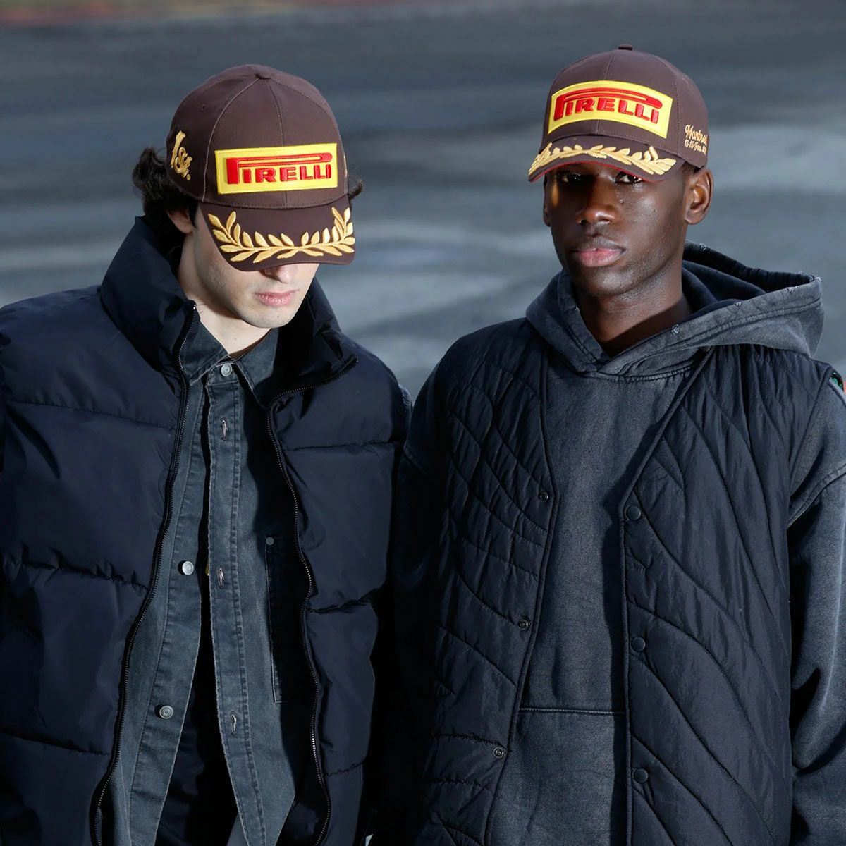 PIRELLI｜ピレリ F1 2025 カナダ GP ポディウムキャップ｜帽子｜ブラウン｜モデル着用