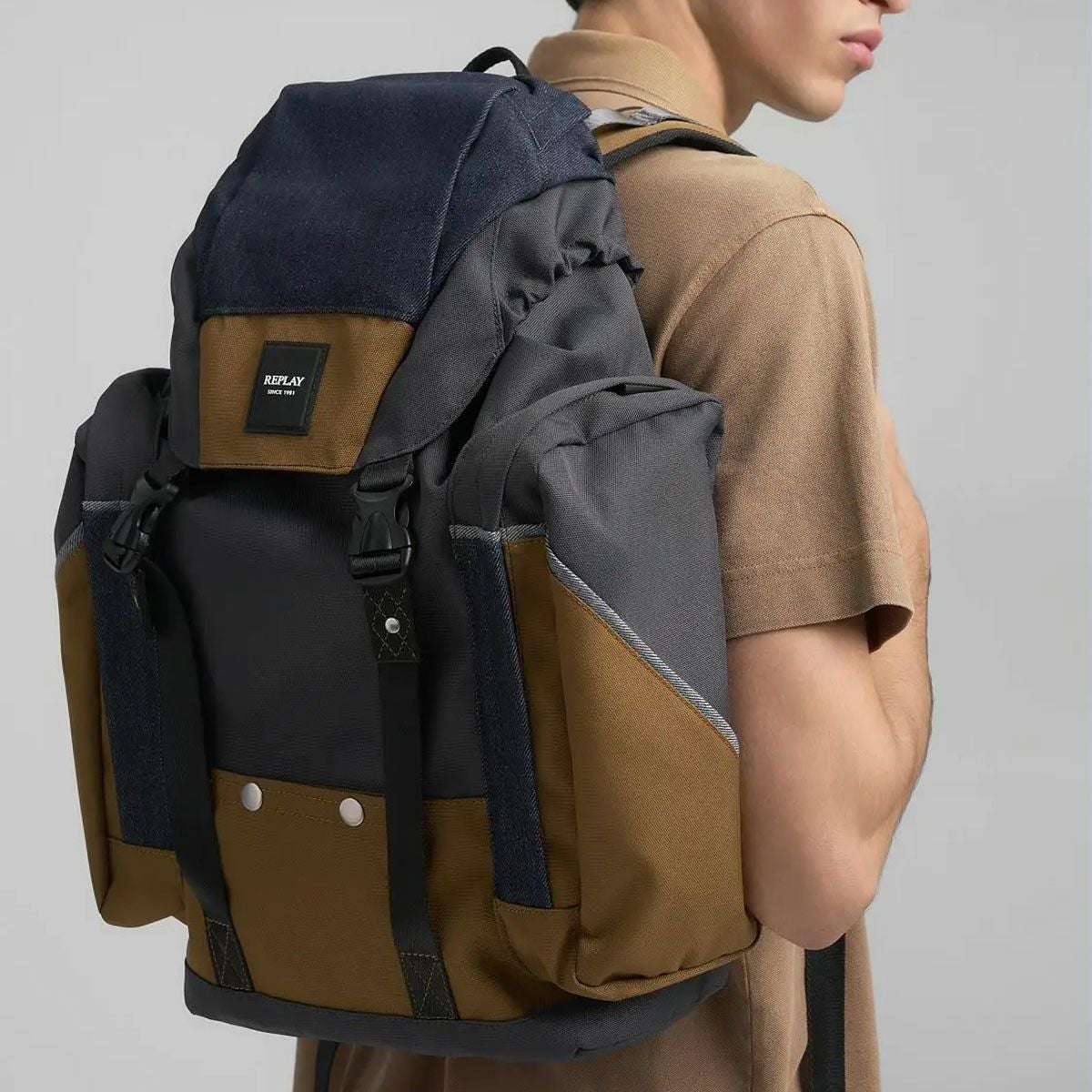 Replay｜ロウデニム バックパック｜バッグ｜バターナット×ナイトデニム×グラン｜モデル着用