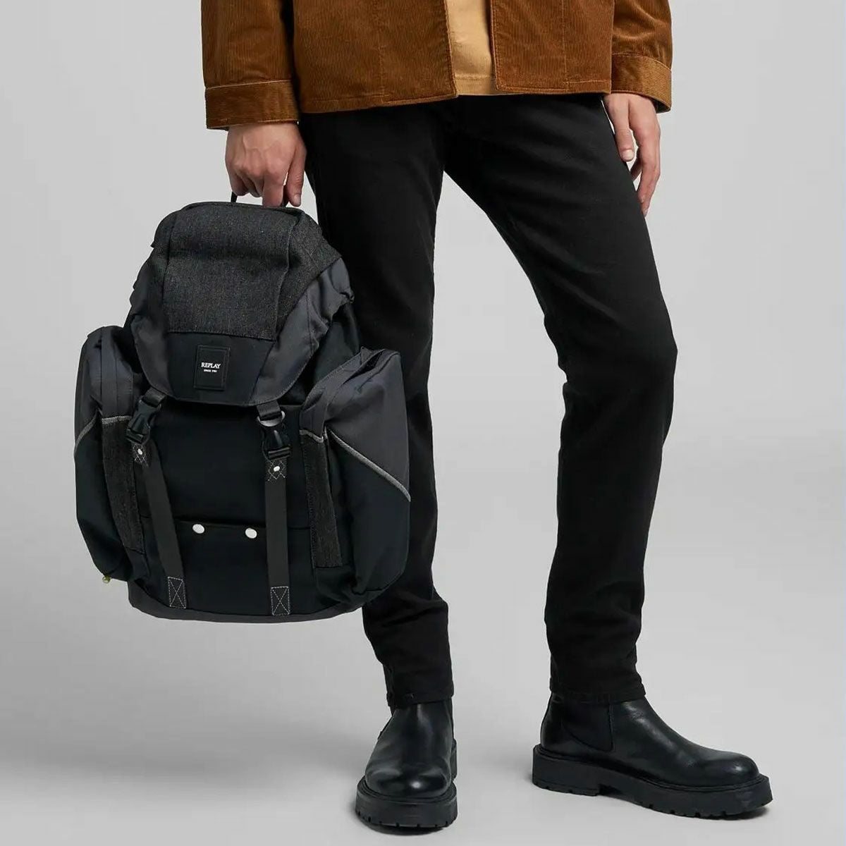 Replay｜ロウデニム バックパック｜バッグ｜グラナイトグレー×ブラック｜モデル着用