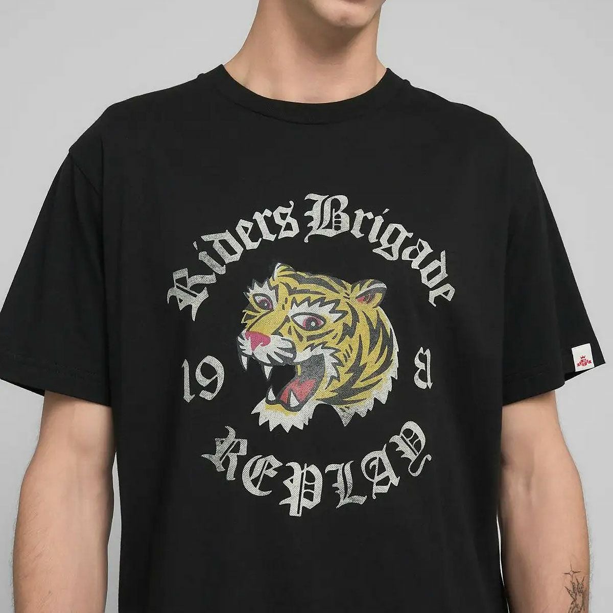 REPLAY｜タイガー プリント Tシャツ｜トップス｜ブラック｜モデル着用