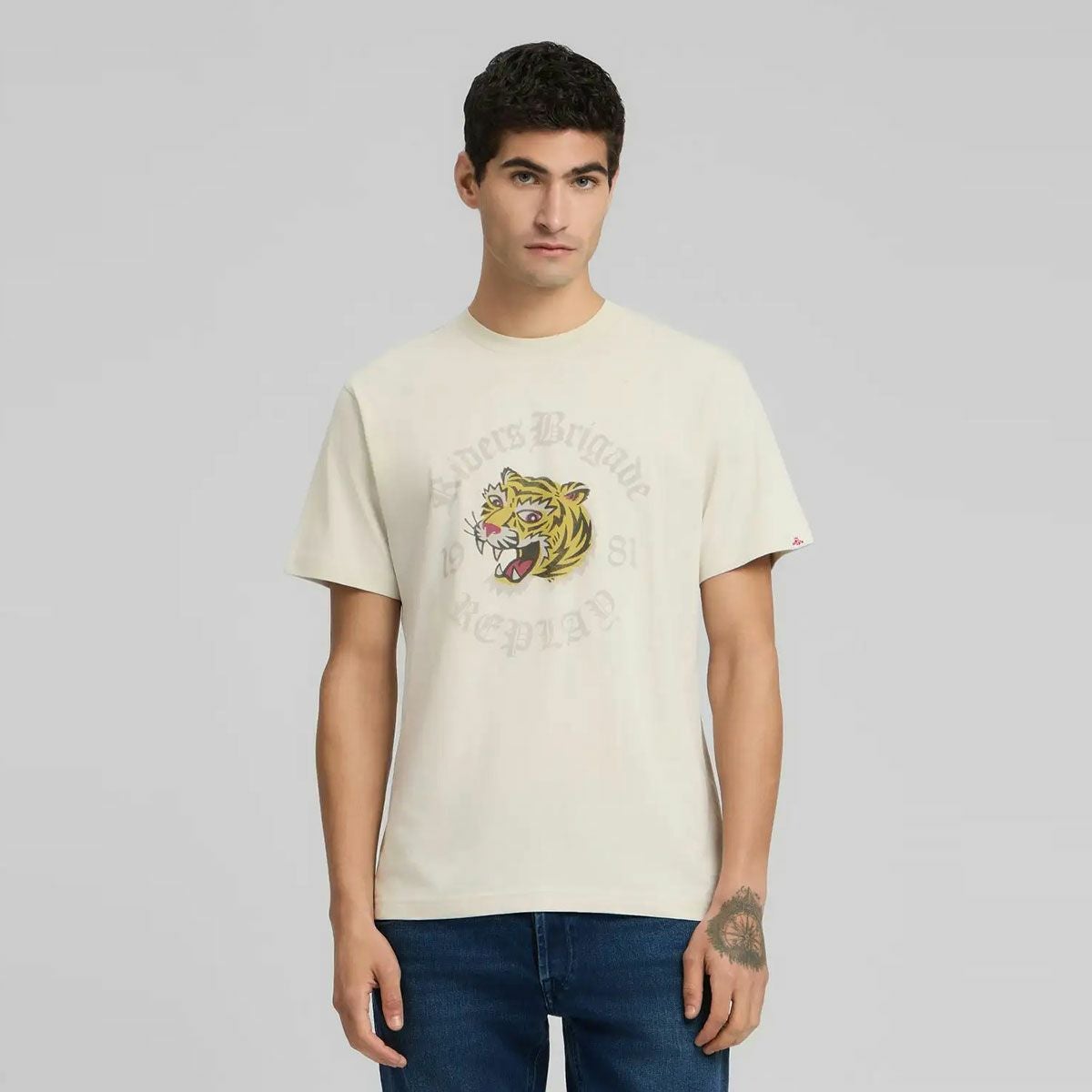 REPLAY｜タイガー プリント Tシャツ｜トップス｜クラウド｜モデル着用