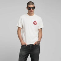 Replay｜チェスト プリント ジャージー Tシャツ｜トップス｜ナチュラルホワイト｜モデル着用