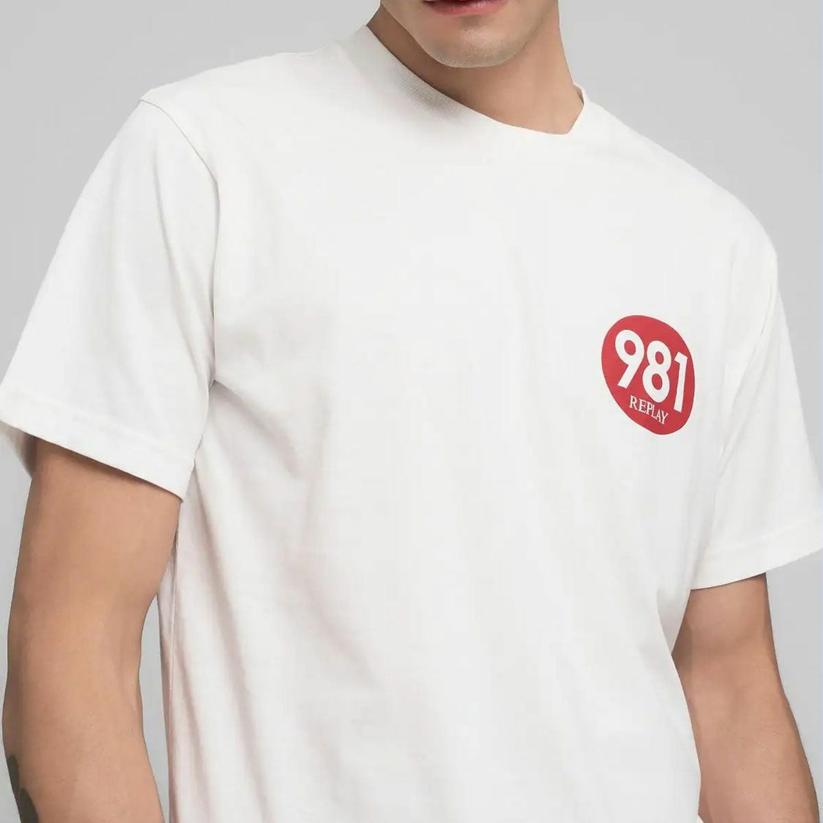 Replay｜チェスト プリント ジャージー Tシャツ｜トップス｜ナチュラルホワイト｜モデル着用