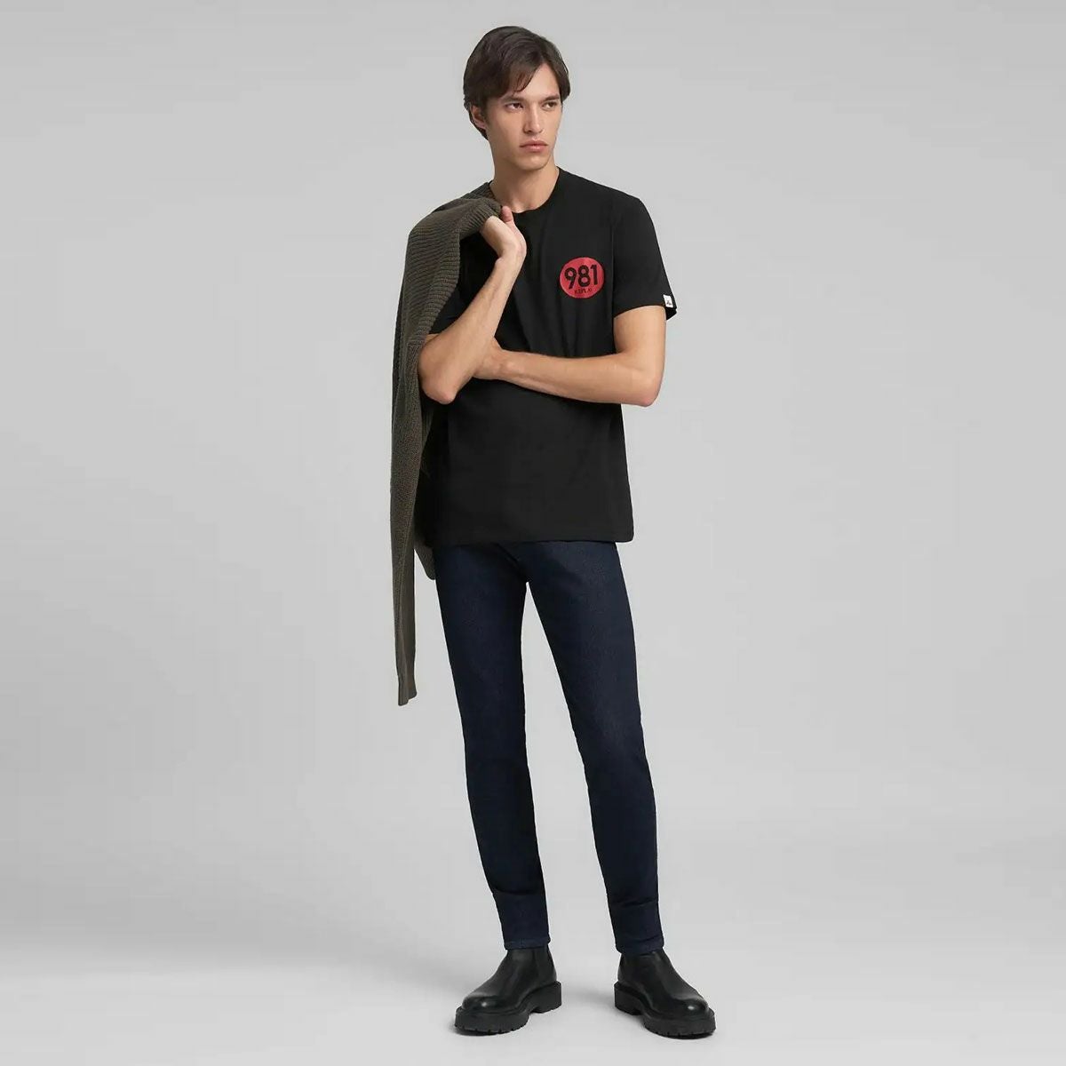 Replay｜チェスト プリント ジャージー Tシャツ｜トップス｜ブラック｜モデル着用