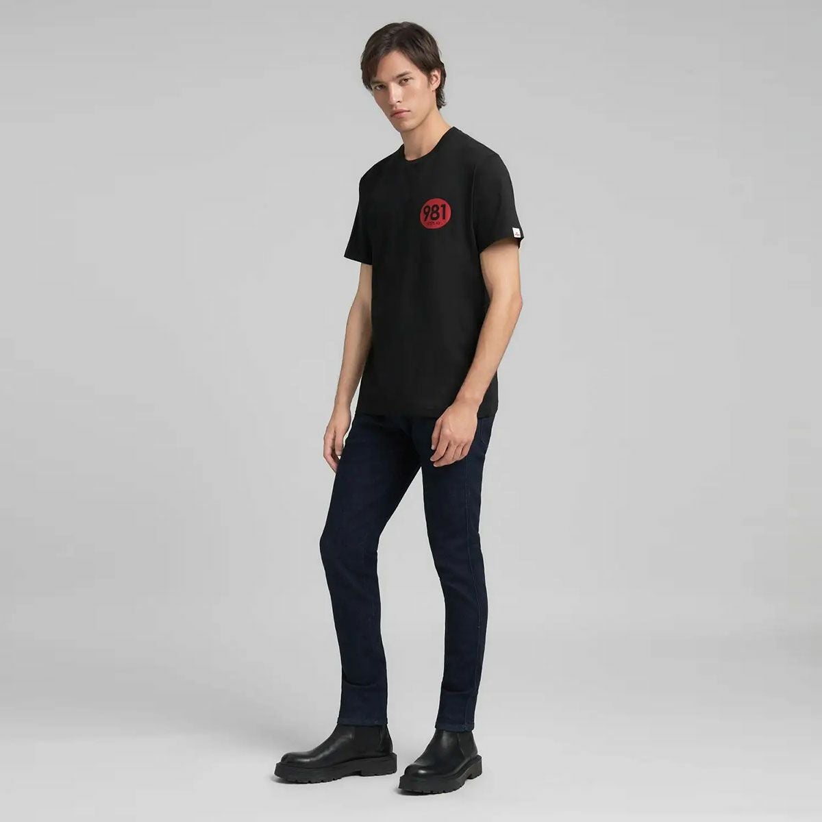 Replay｜チェスト プリント ジャージー Tシャツ｜トップス｜ブラック｜モデル着用