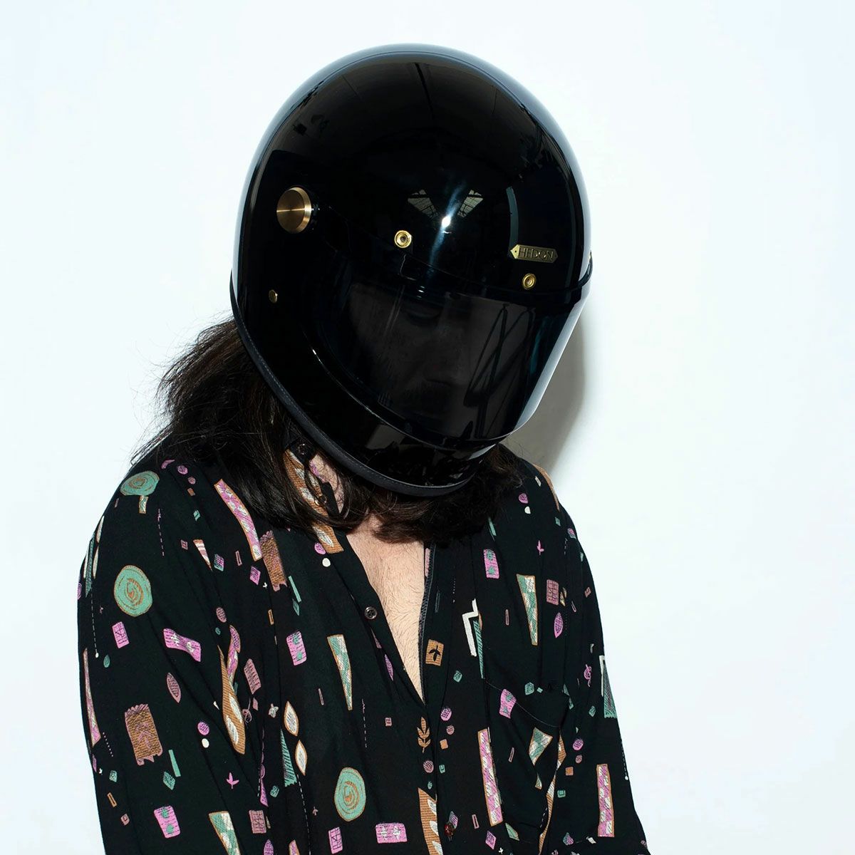 HEDON｜ヒロイン レーサー シグネイチャー ブラック 2.0 フルフェイス｜ヘルメット｜ブラック｜モデル着用