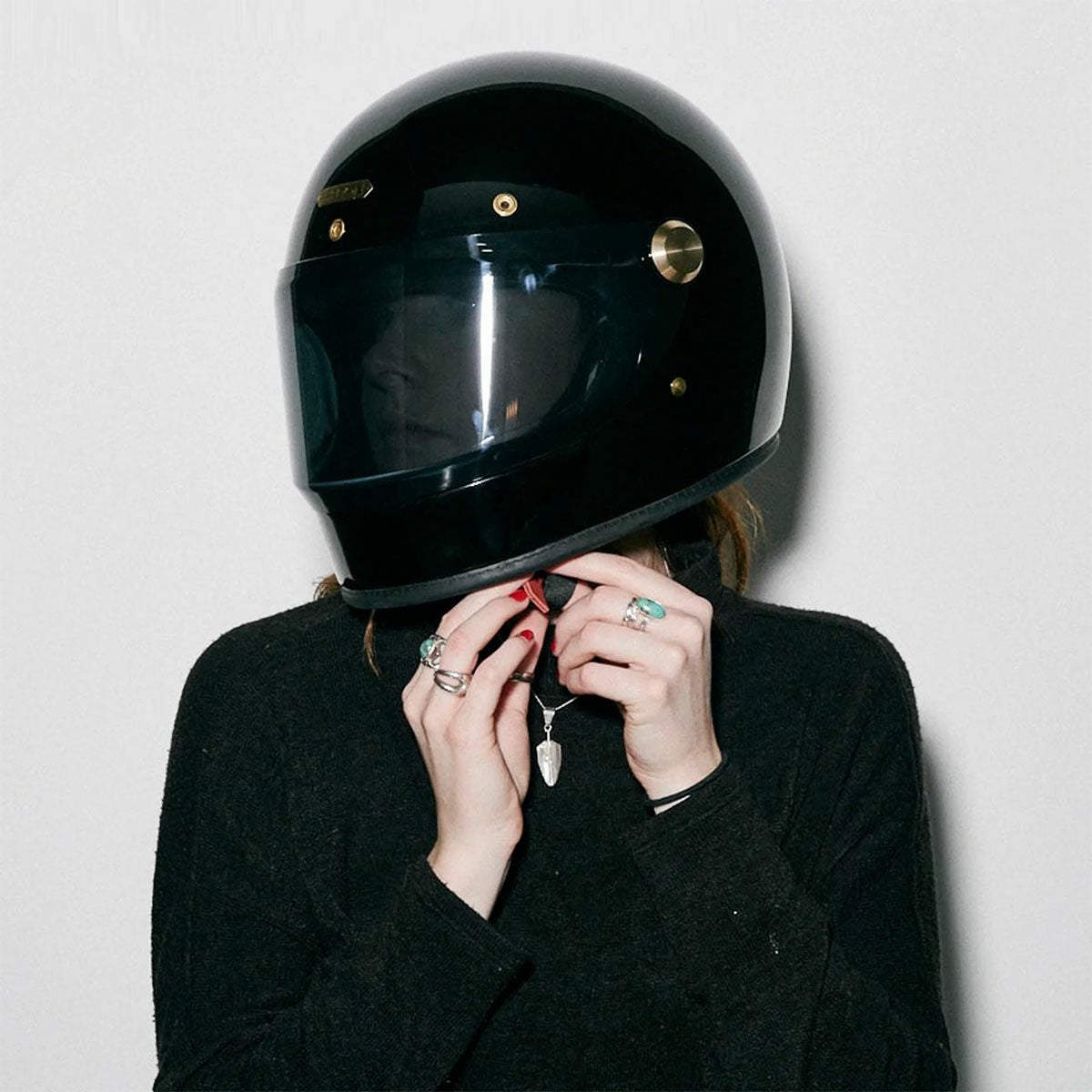 HEDON｜ヒロイン レーサー シグネイチャー ブラック 2.0 フルフェイス｜ヘルメット｜ブラック｜モデル着用