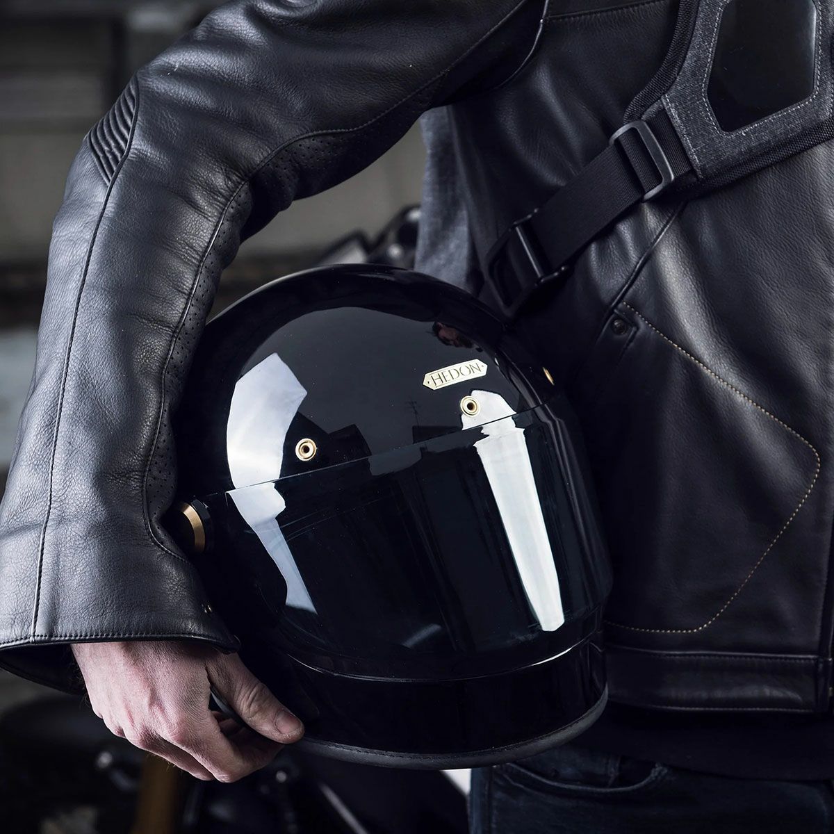 HEDON｜ヒロイン レーサー シグネイチャー ブラック 2.0 フルフェイス｜ヘルメット｜ブラック｜モデル着用