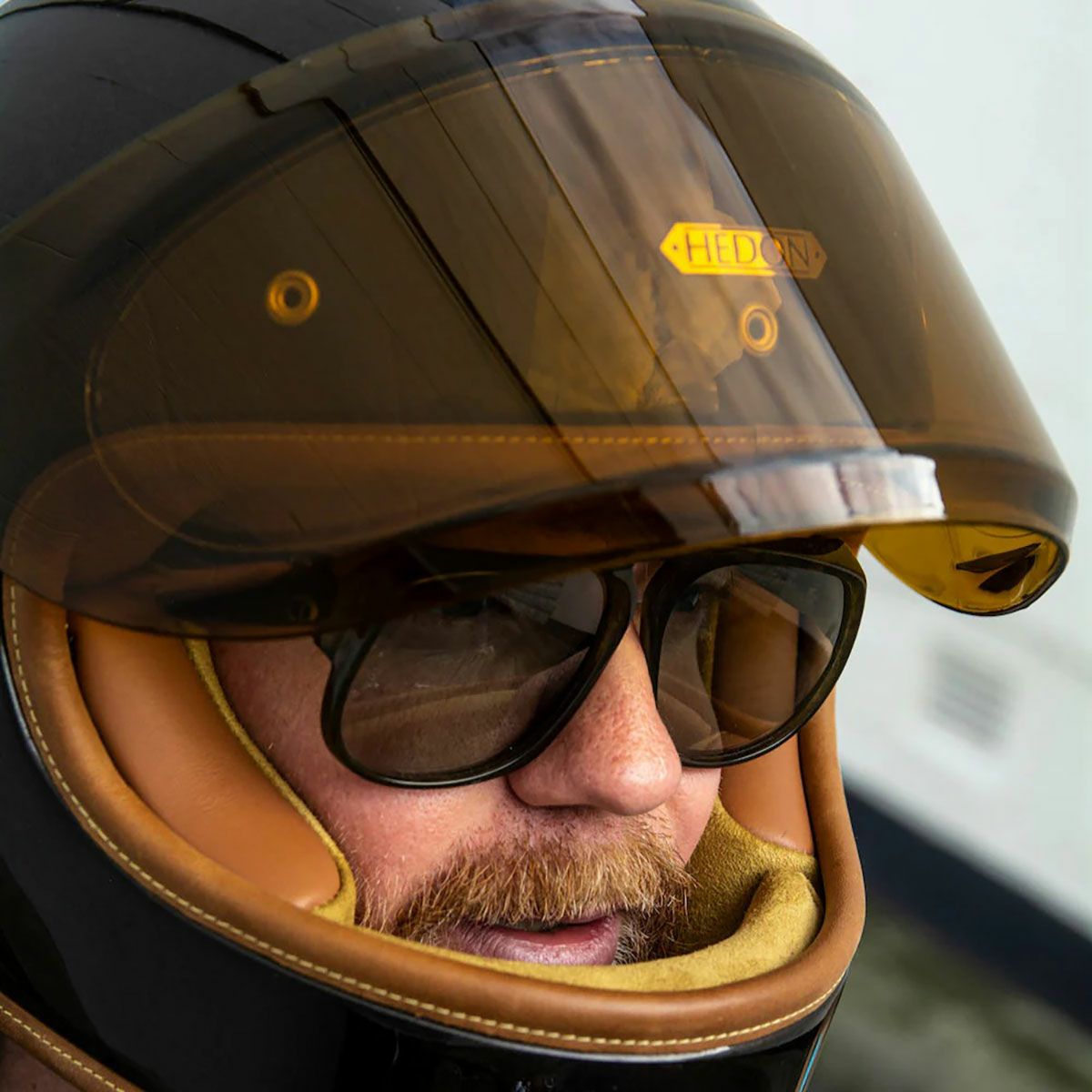 HEDON｜ヒロイン レーサー マカダミア 2.0 フルフェイス｜ヘルメット｜マカダミア｜モデル着用